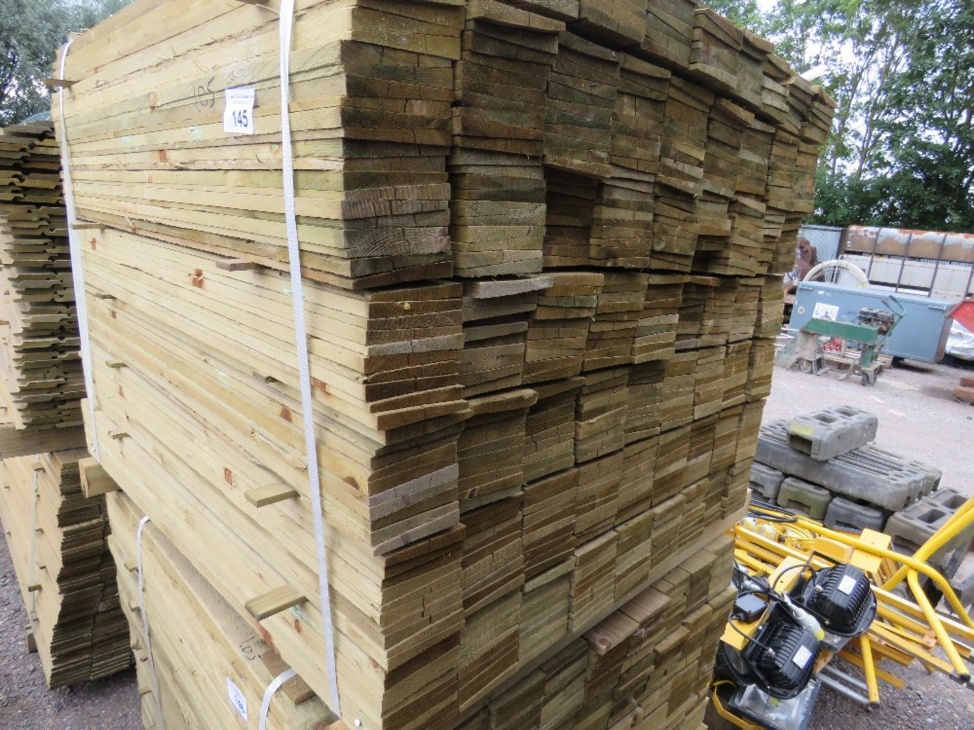 LARGE PACK OF PRESSURE TREATED FEATHER EDGE FENCING TIMBER. 1.05 LENGTH X 10CM WIDTH APPROX. - Image 2 of 4