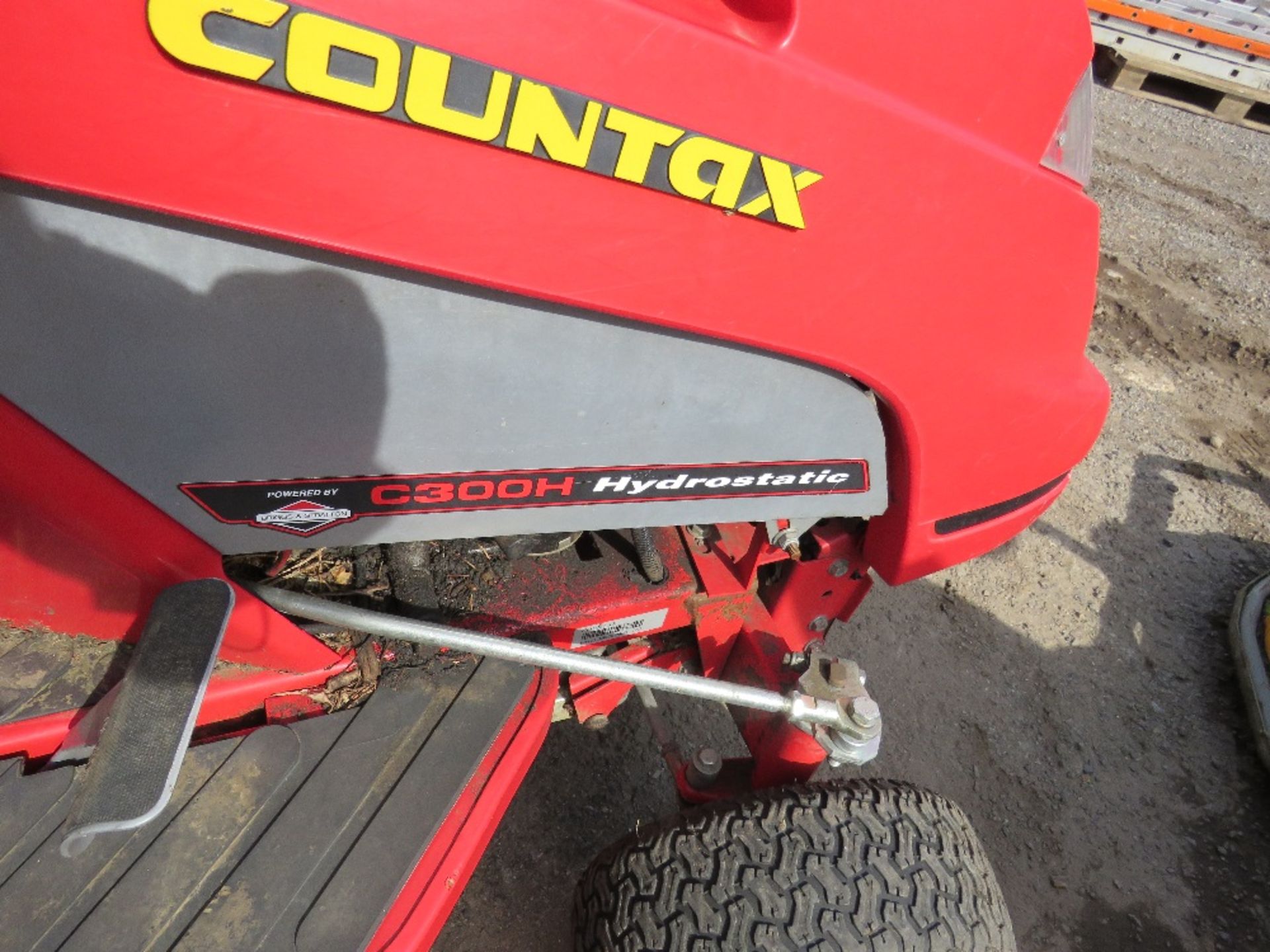 COUNTAX C300H RIDE ON MOWER WITH COLLECTOR. HYDROSTATIC DRIVE. WHEN TESTED WAS SEEN TO RUN, DRIVE AN - Image 4 of 9