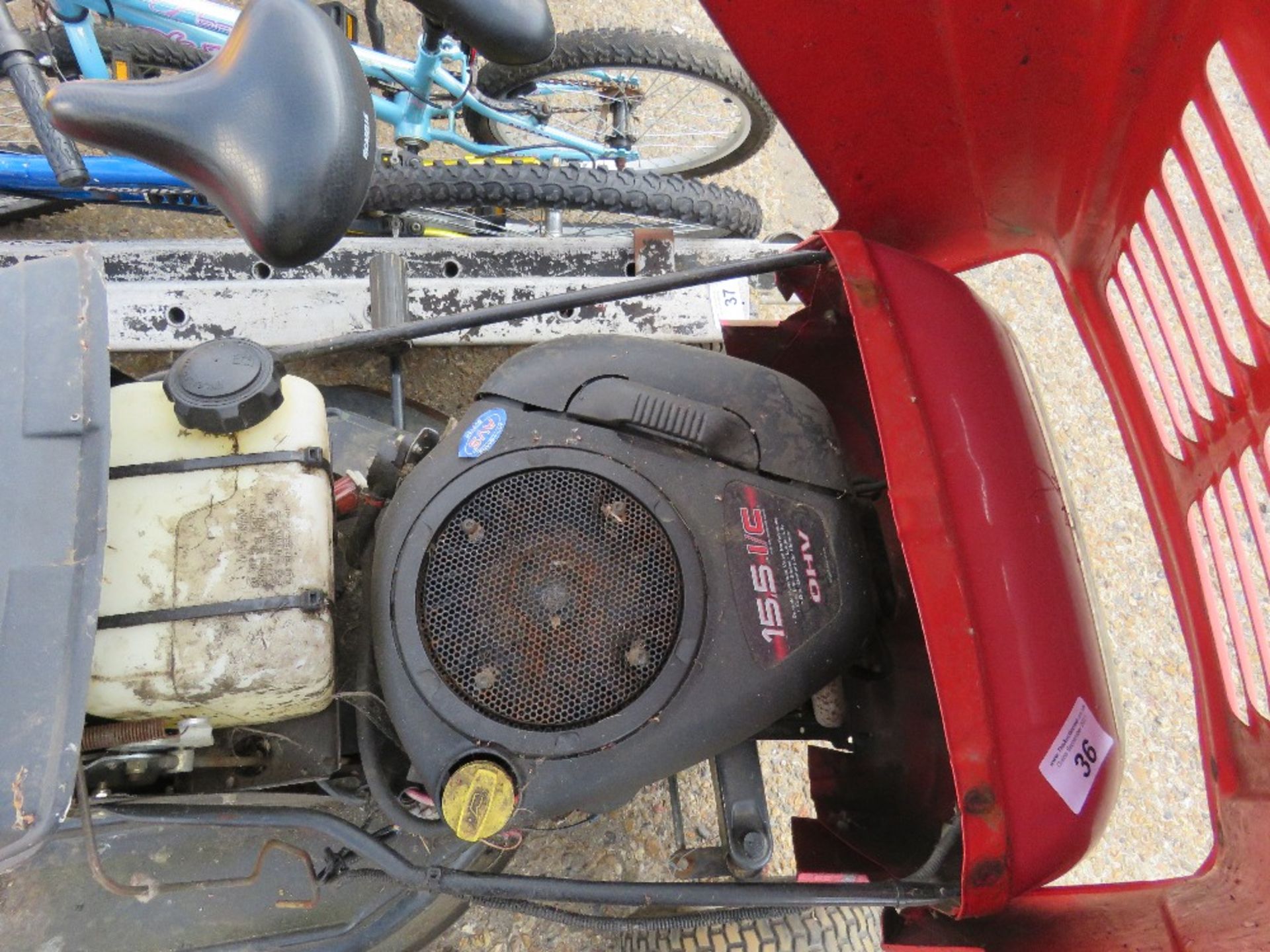 MTD PETROL ENGINED RIDE ON MOWER. NO VAT ON HAMMER PRICE. - Image 2 of 4