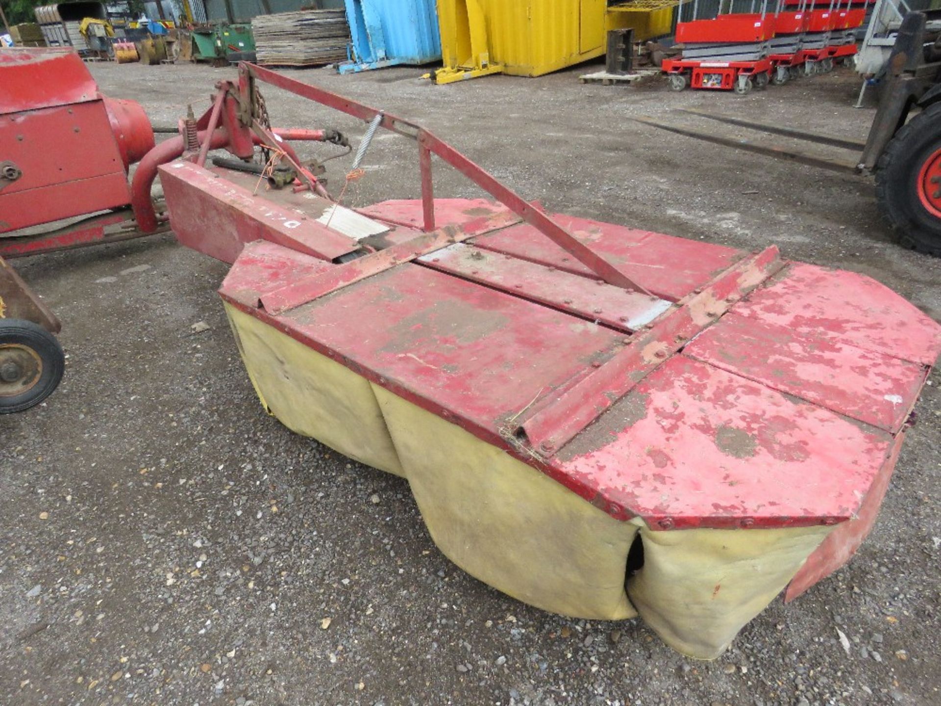 INTERNATIONAL T170 TWIN DRUM HAY MOWER. DIRECT FROM LOCAL HAY CONTRACTOR WHO IS RETIRING. LAST USED - Image 5 of 6