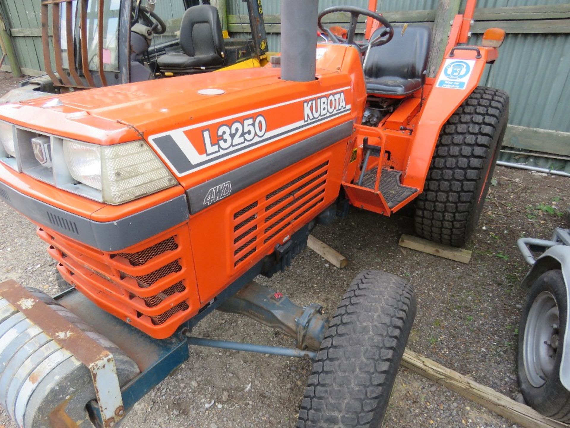 KUBOTA L3250 4WD TRACTOR ON GRASS TYRES. 4080 REC HOURS. SHUTTLE GEARBOX. SN:51408. WHNE TESTED WAS - Image 3 of 6