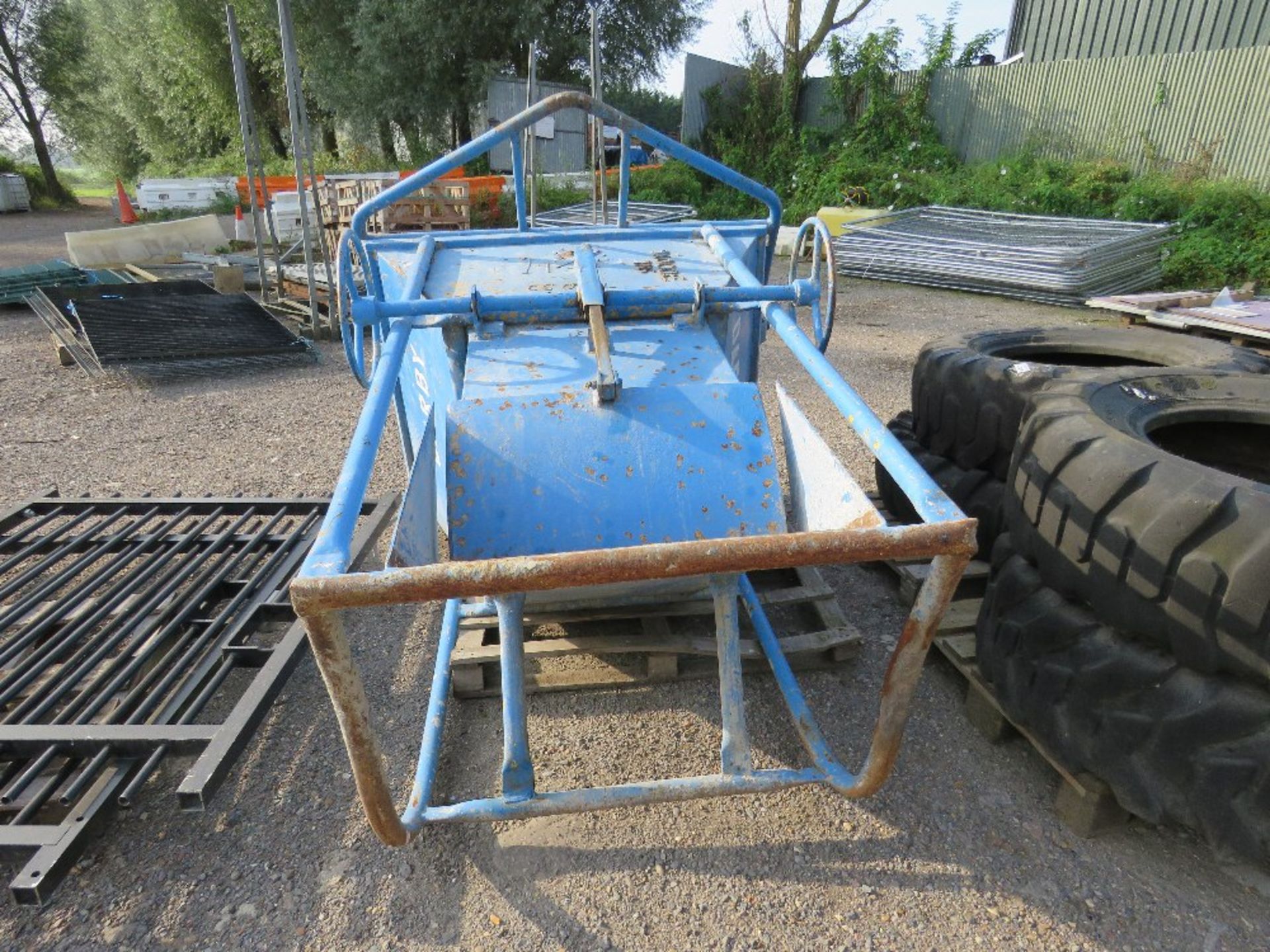 FUNNEL CONCRETE SKIP, 1M /3000KG RATED CAPACITY WITH CONTROLLED RELEASE. - Image 4 of 4