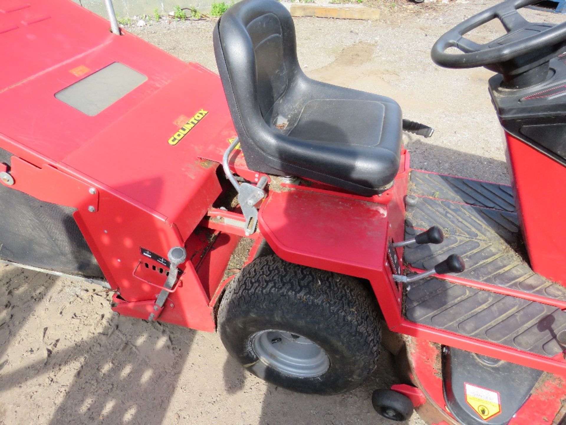 COUNTAX C300H RIDE ON MOWER WITH COLLECTOR. HYDROSTATIC DRIVE. WHEN TESTED WAS SEEN TO RUN, DRIVE AN - Image 5 of 9