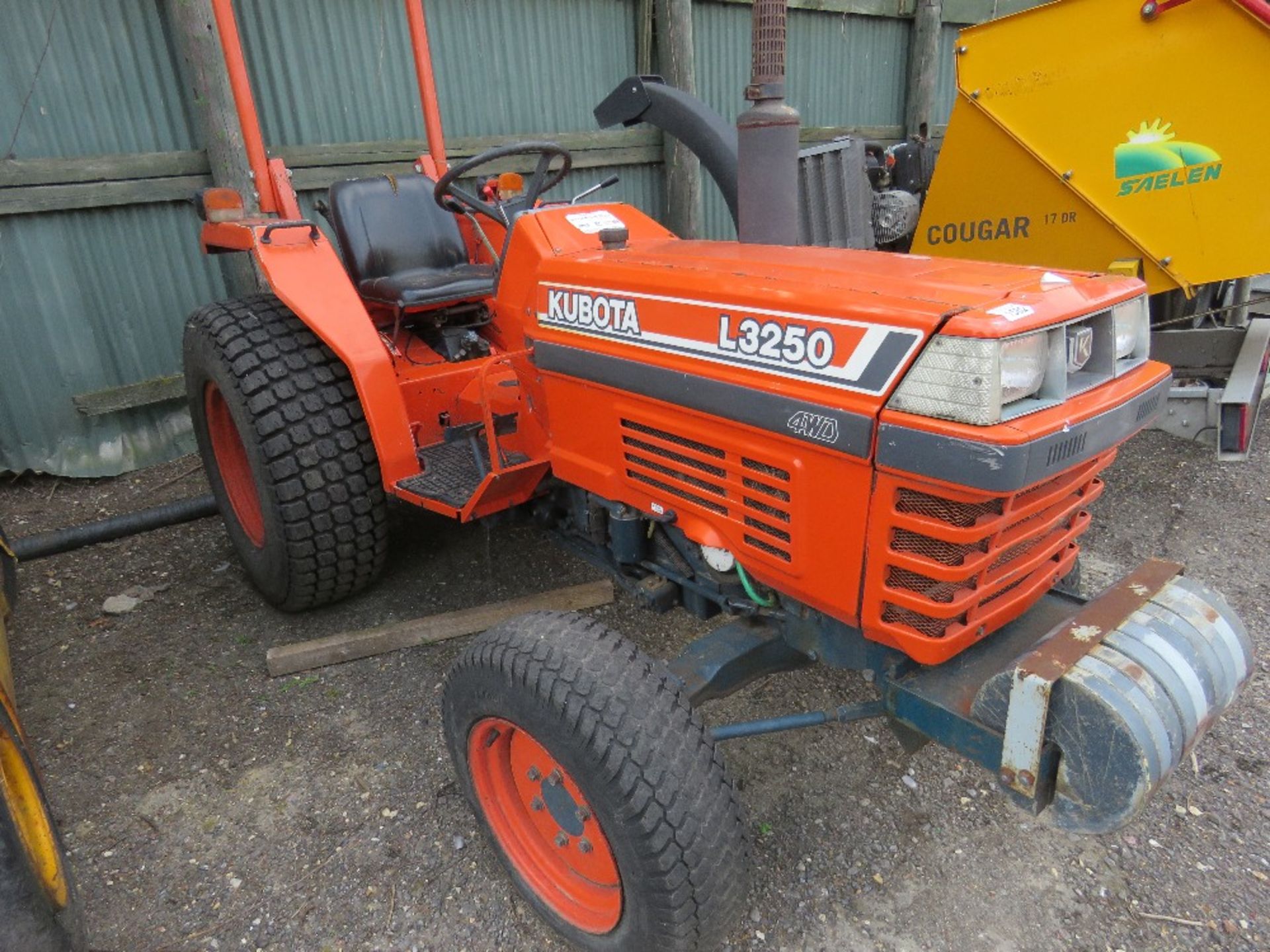 KUBOTA L3250 4WD TRACTOR ON GRASS TYRES. 4080 REC HOURS. SHUTTLE GEARBOX. SN:51408. WHNE TESTED WAS