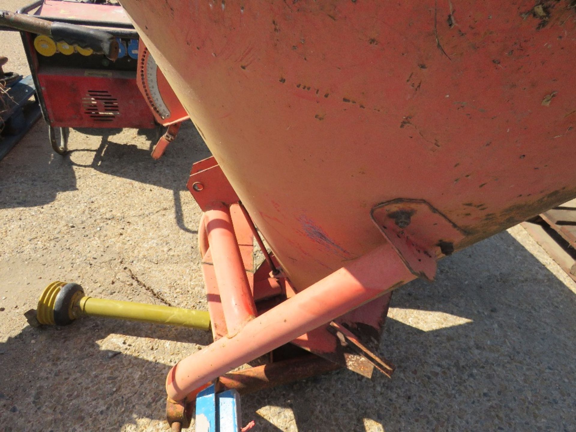FERTILISER SPREADER FOR COMPACT TRACTOR WITH PTO SHAFT. NO VAT ON HAMMER PRICE. - Image 2 of 4