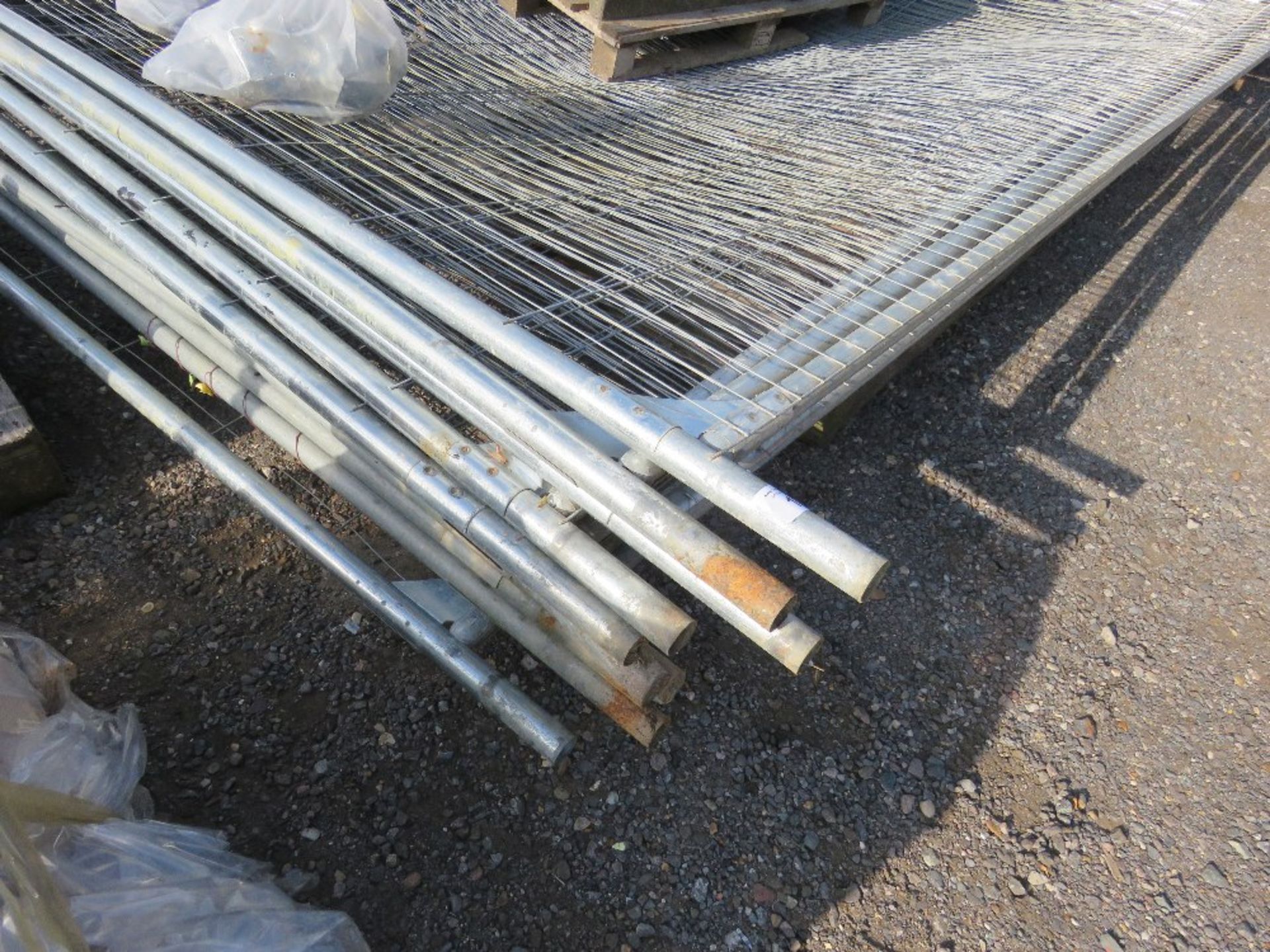 10 X HERAS TYPE SITE MESH FENCE PANELS WITH CLIPS AND FEET. NO VAT ON HAMMER PRICE. - Image 2 of 4