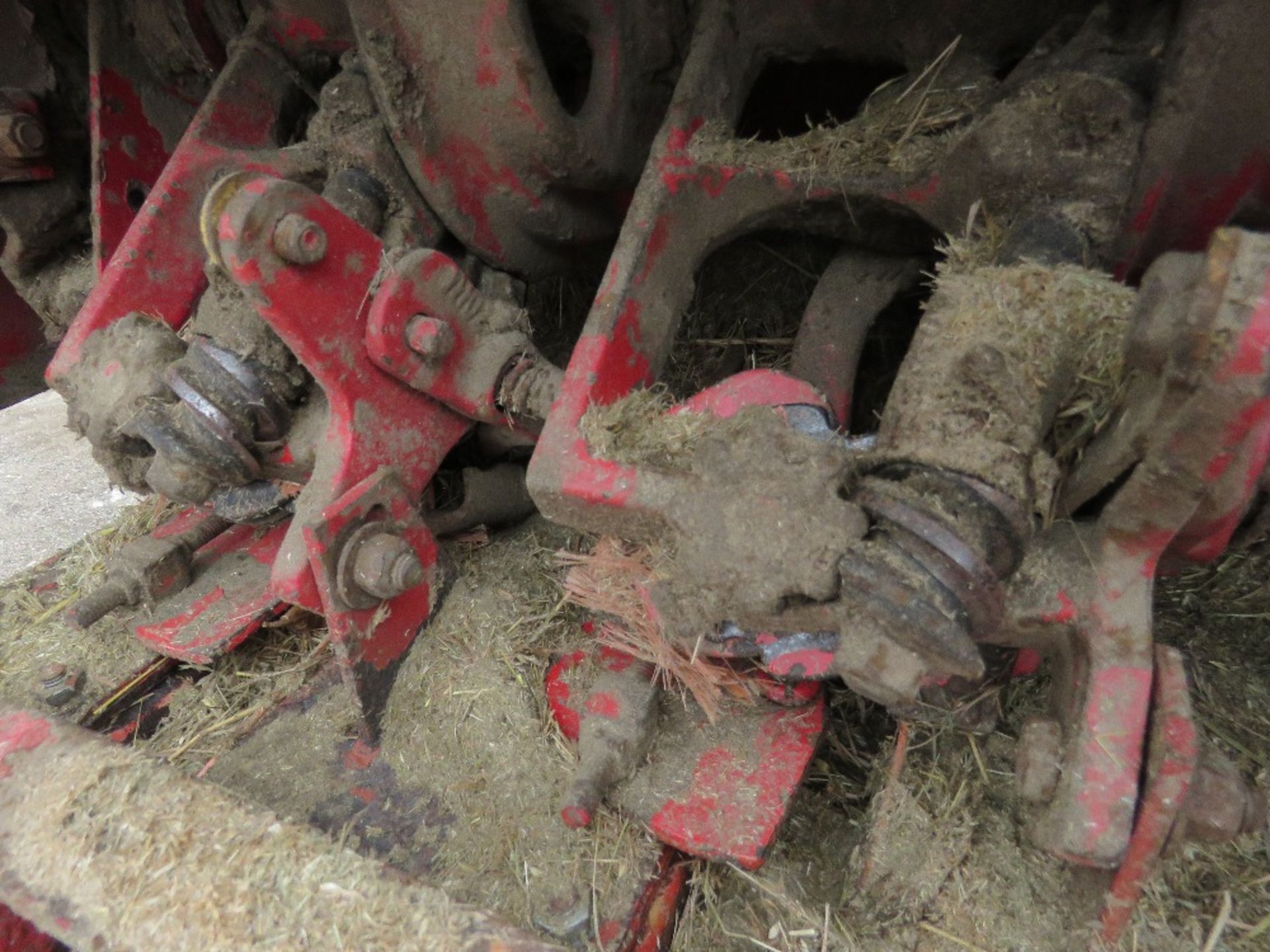 NEW HOLLAND HAYLINER 274 CONVENTIONAL BALER PLUS A TOWED FLAT 8 BALE ACCUMULATOR - Image 4 of 12