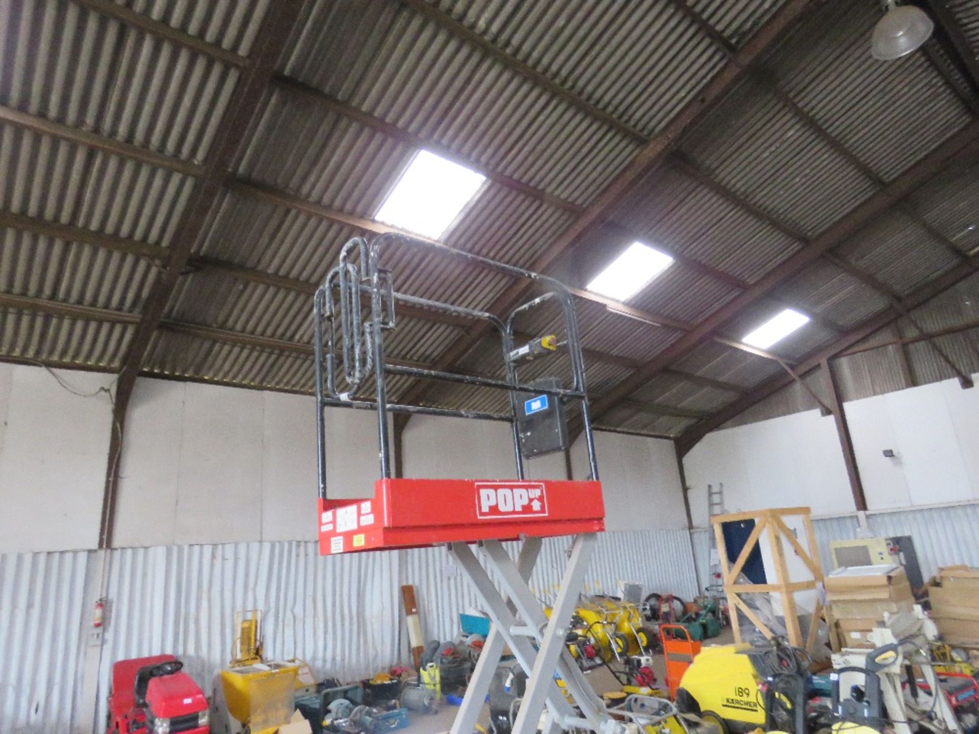 POPUP SCISSOR LIFT ACCESS UNIT. WHEN TESTED WAS SEEN TO LIFT AND LOWER (NO BATTERY ). - Image 3 of 6