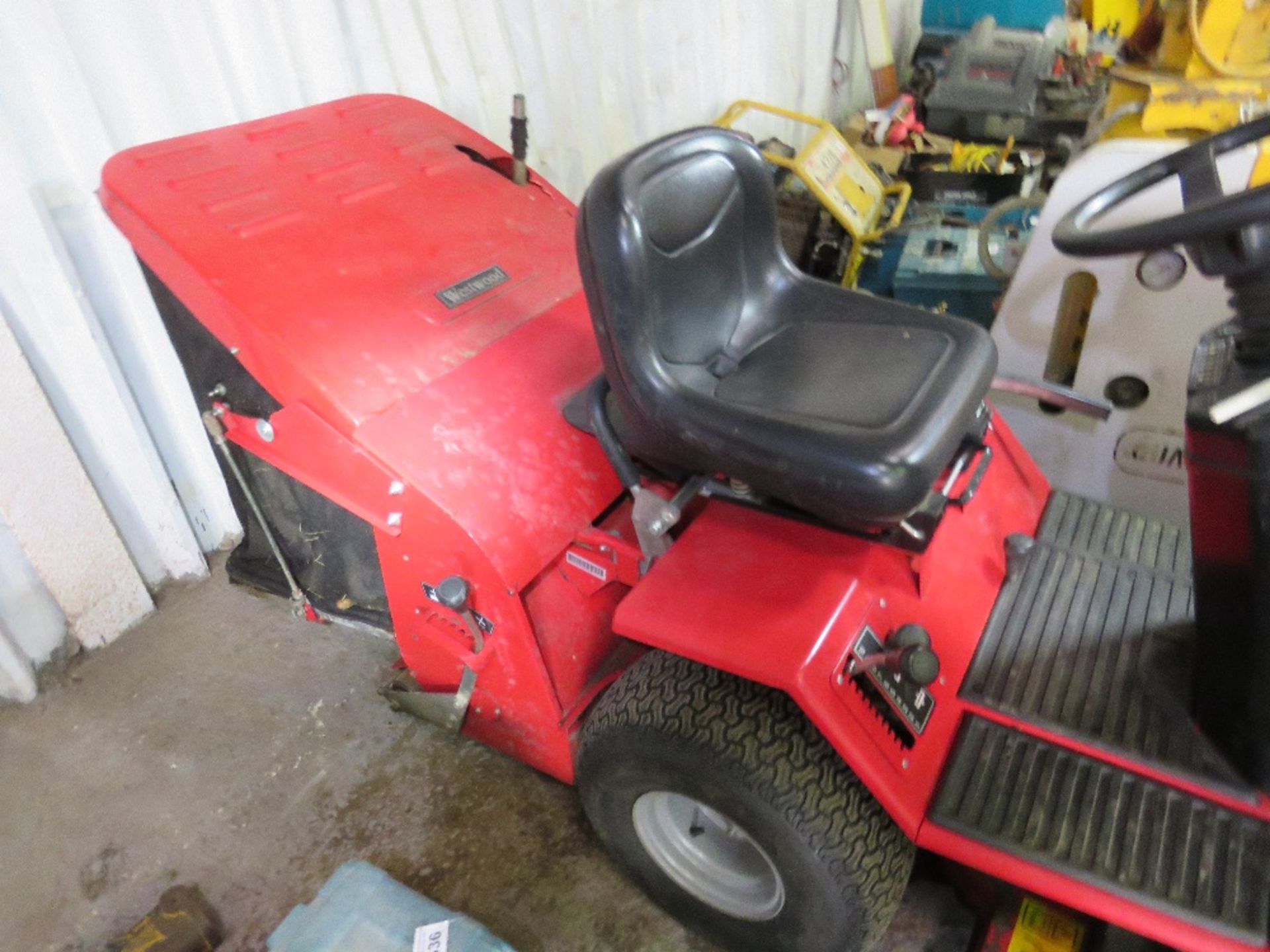 WESTWOOD T1600 HYDRO RIDE ON MOWER WITH COLLECTOR. WHEN TESTED WAS SEEN TO RUN, DRIVE, AND BLADES TU - Image 2 of 5