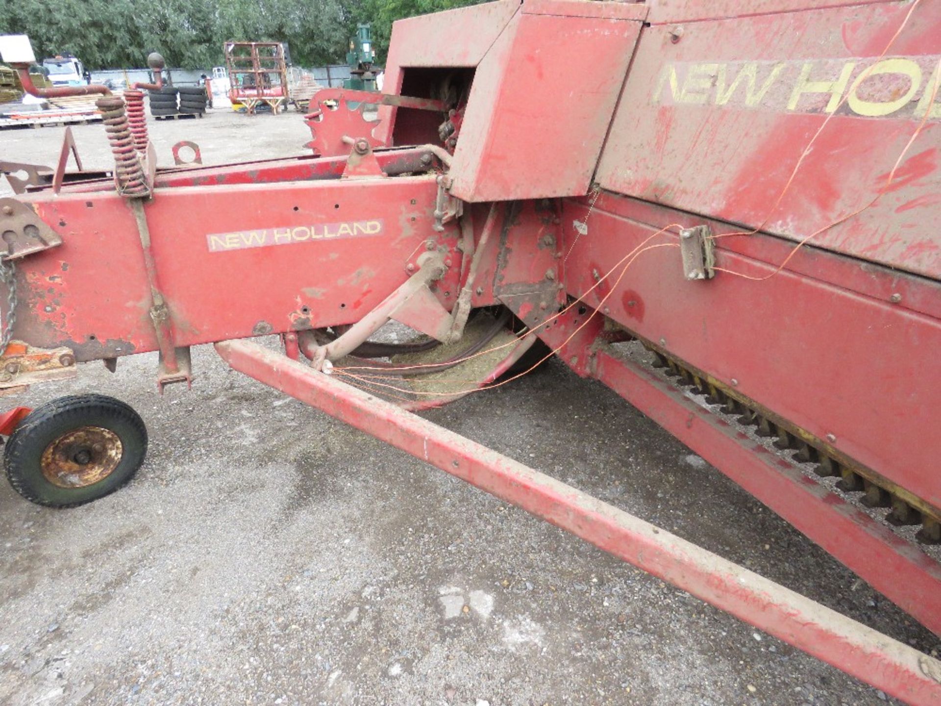 NEW HOLLAND HAYLINER 274 CONVENTIONAL BALER PLUS A TOWED FLAT 8 BALE ACCUMULATOR - Image 3 of 12