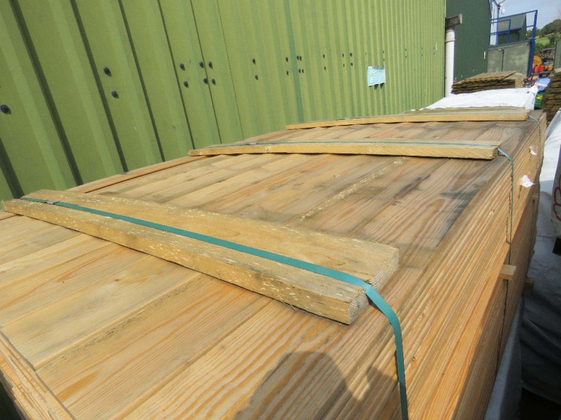 LARGE PACK OF UNTREATED HIT AND MISS CLADDING TIMBER, 1.37M LENGTH X 10CM WIDTH APPROX. - Image 2 of 3