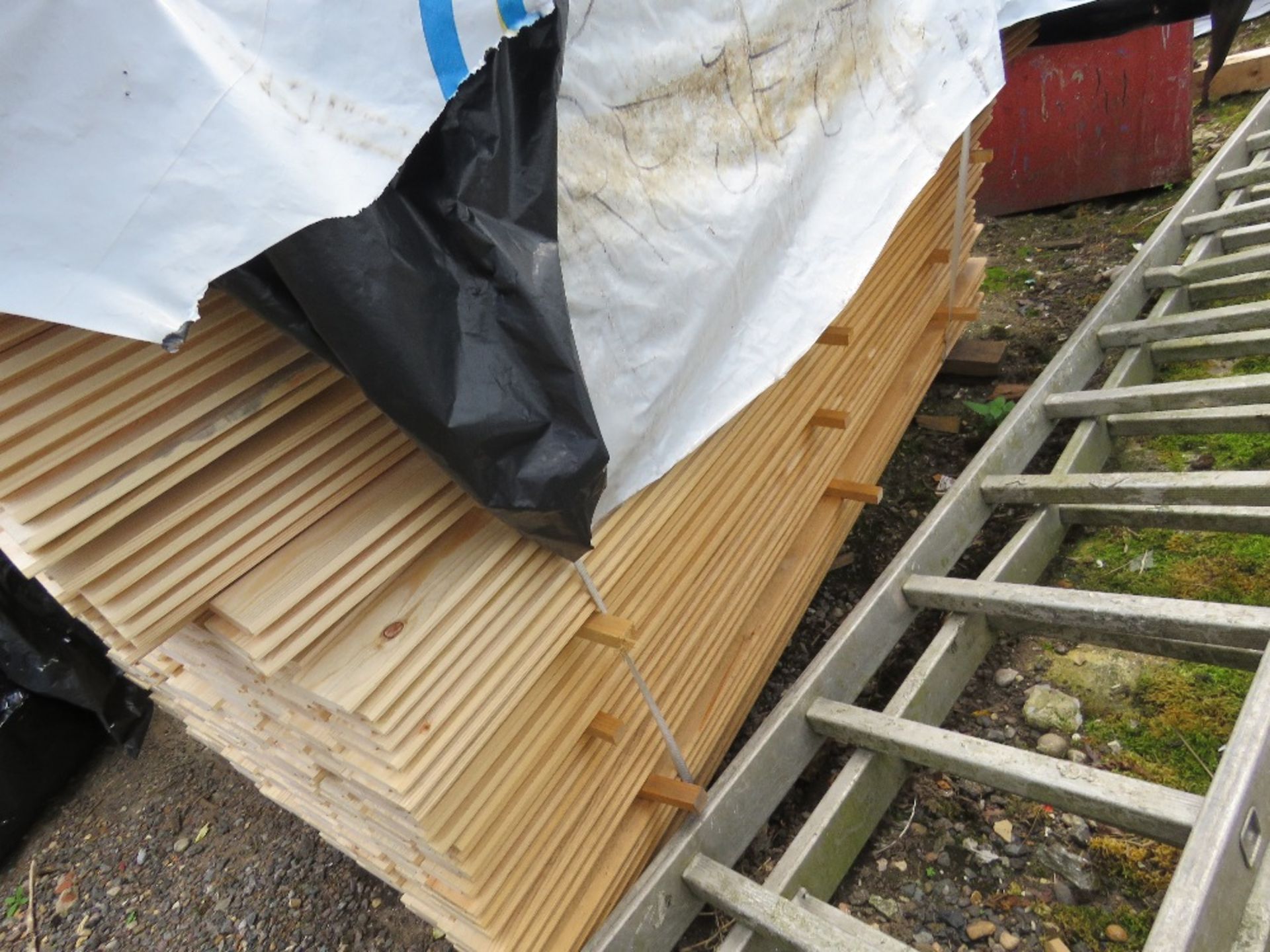 LARGE PACK OF UNTREATED SHIPLAP FENCE CLADDING TIMBER BOARDS, 1.72M LENGTH X 10CM WIDTH APPROX. - Image 4 of 4