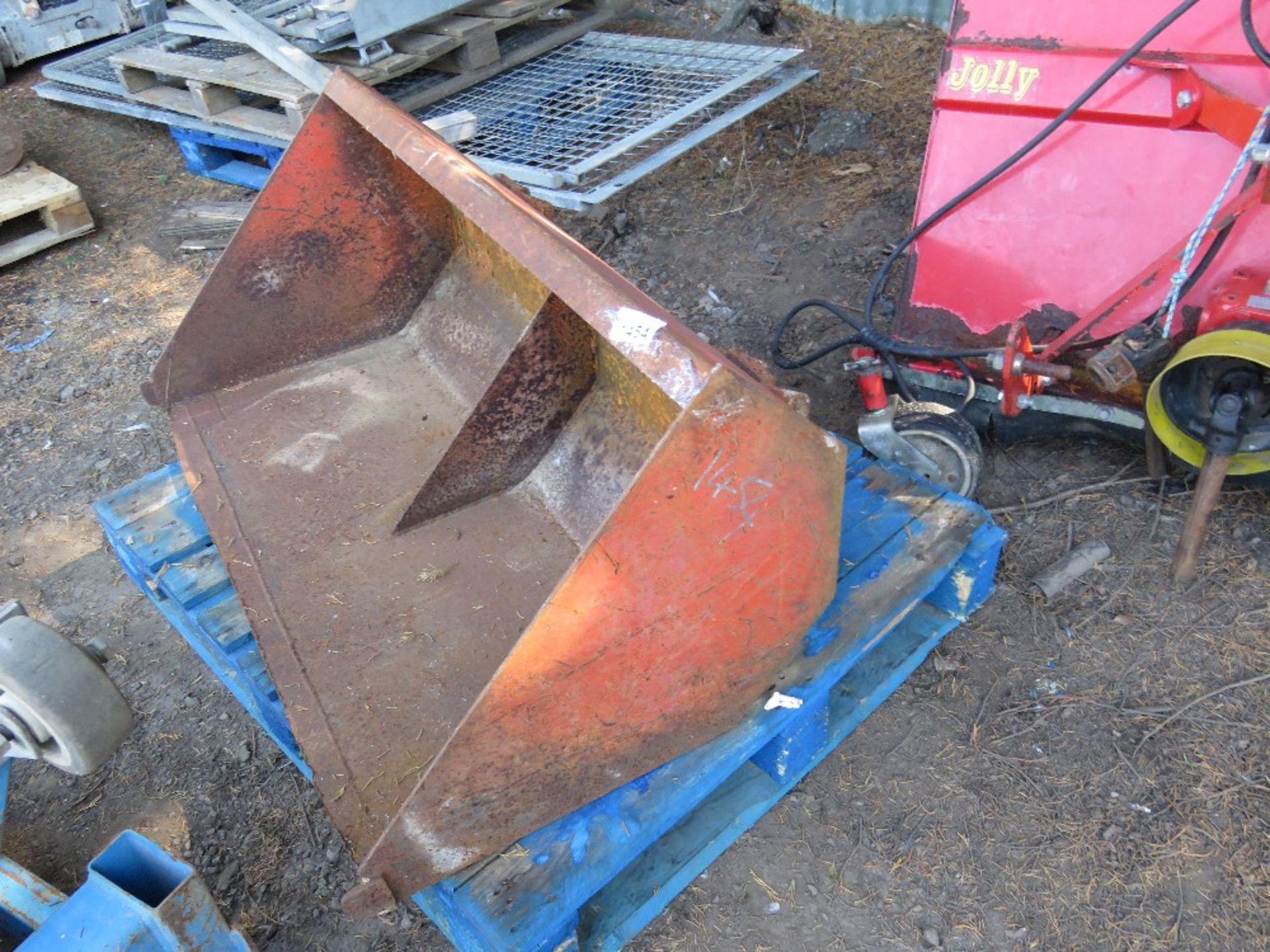 FOREND LOADER BUCKET, 4FT WIDTH APPROX.
