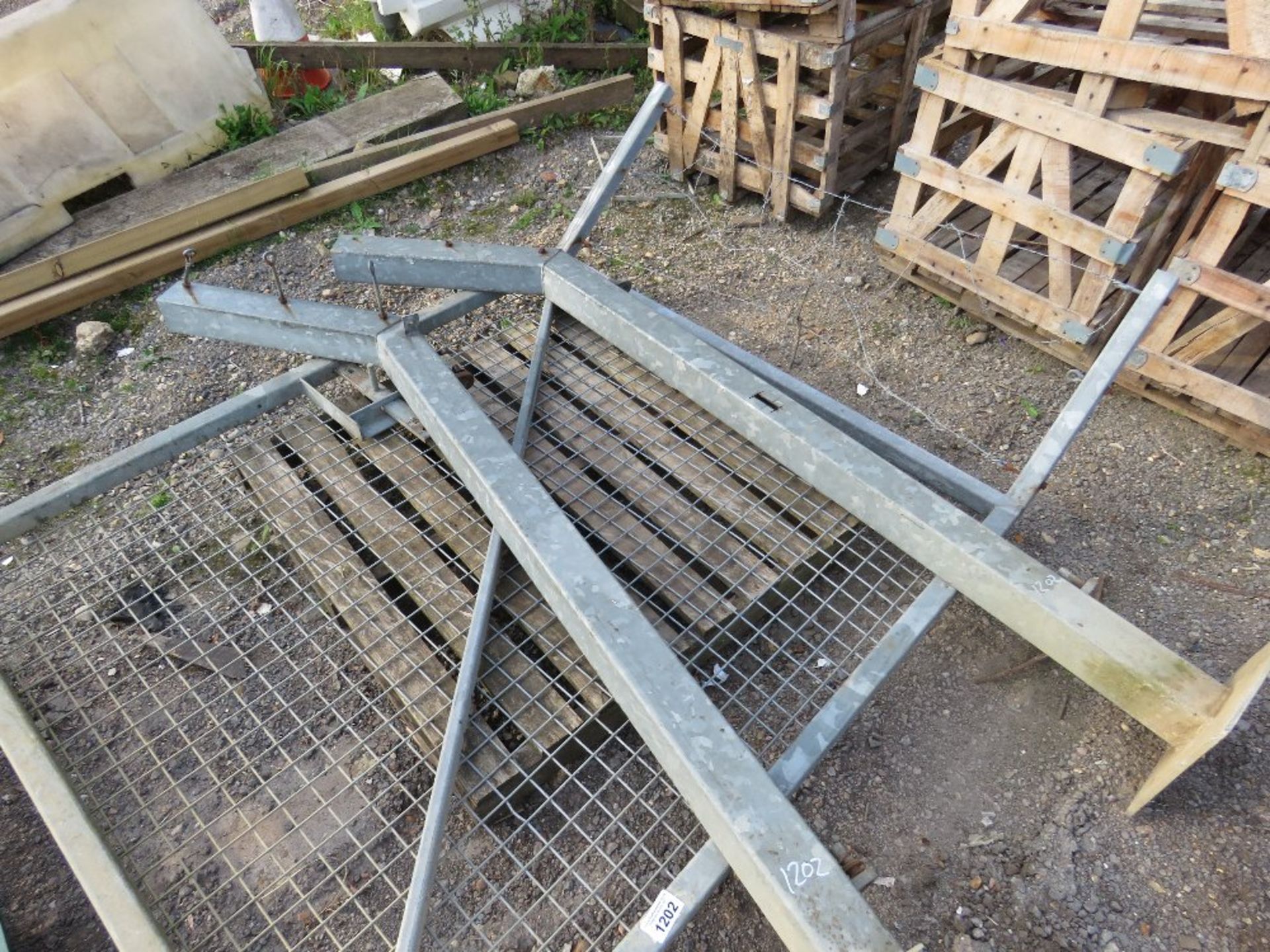 METAL GATE 5FT WIDE X 7FT HEIGHT APPROX WITH 2 X POSTS. - Image 3 of 4