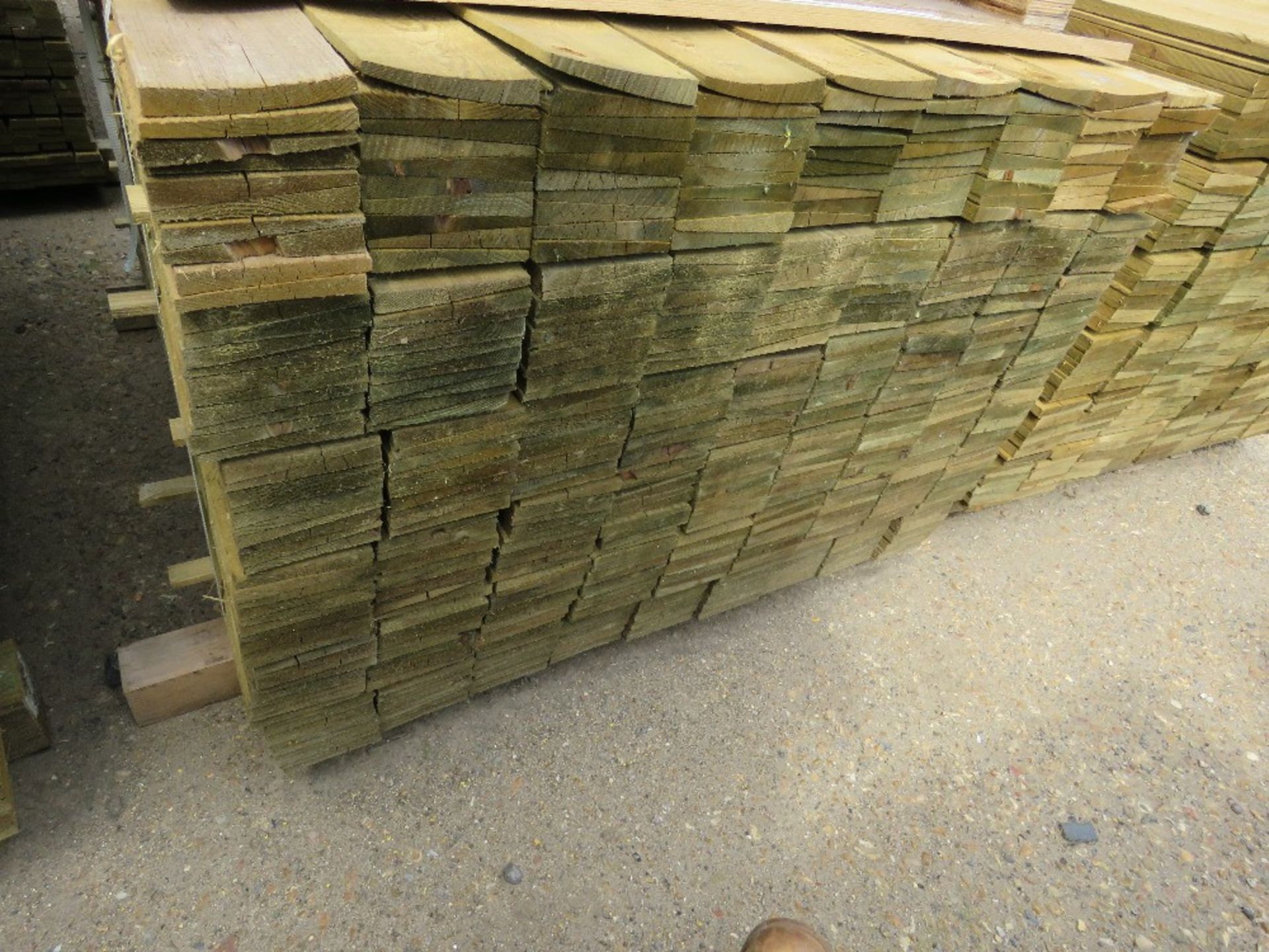 LARGE PACK OF FEATHER EDGE FENCE CLADDING TIMBER BOARDS, 1.04M LENGTH X 10CM WIDTH APPROX. - Image 2 of 2