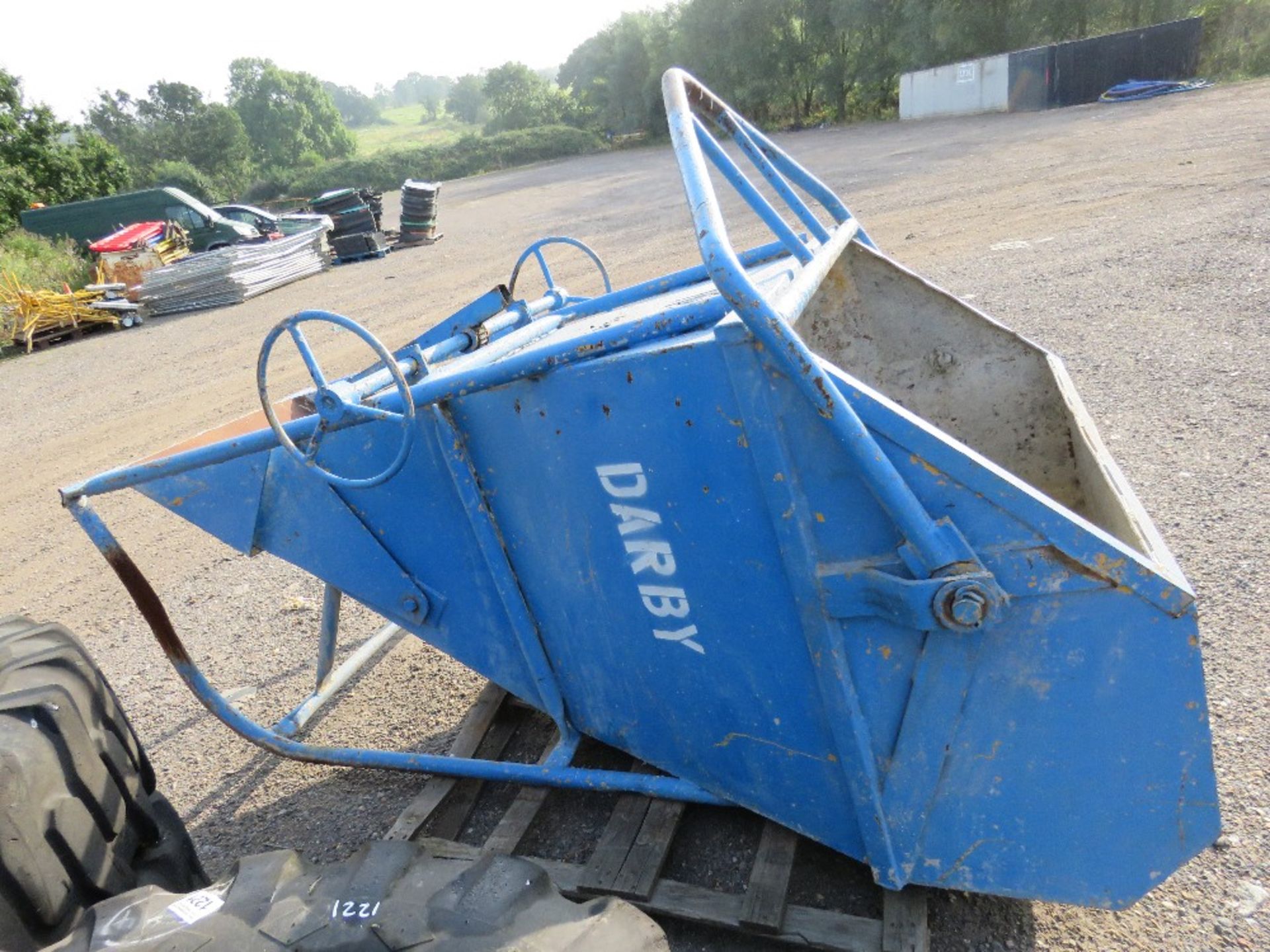 FUNNEL CONCRETE SKIP, 1M /3000KG RATED CAPACITY WITH CONTROLLED RELEASE. - Image 3 of 4