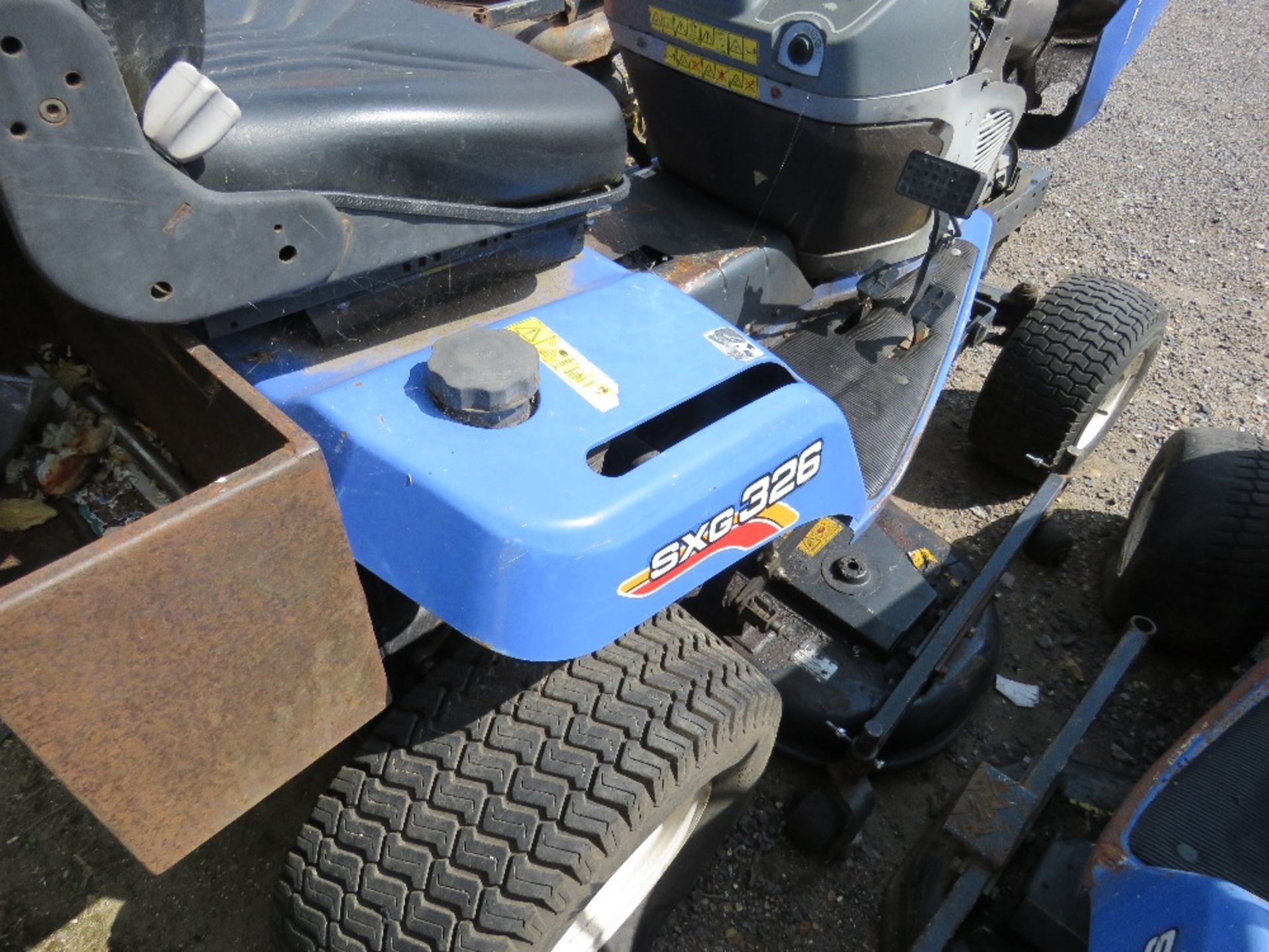 ISEKI DIESEL SXG PROFESSIONAL RIDE ON MOWER. BRIEFLY TESTED AND WAS SEEN TO RUN AND DRIVE BUT DECK N - Image 8 of 10
