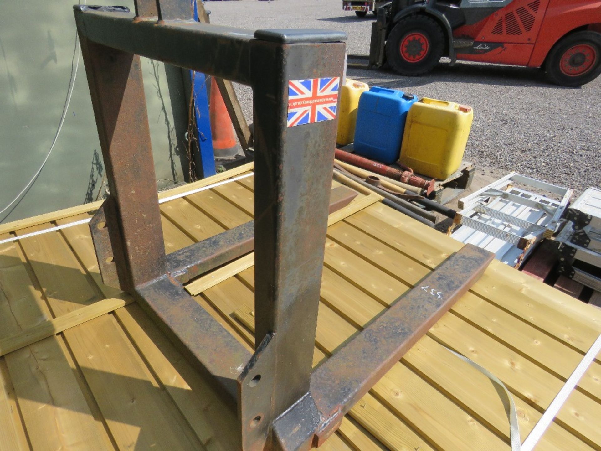 SET OF PALLET FORKS TO FIT COMPACT TRACTOR, 3 POINT LINKAGE MOUNTED. - Image 2 of 3