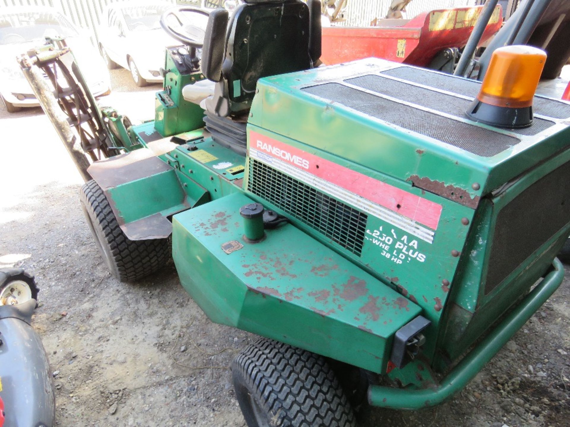 RANSOMES 2350 PLUS PARKWAY 4WD PROFESSIONAL RIDE ON TRIPLE CYLINDER MOWER. REG:Y188 HUB (LOG BOOK TO - Image 5 of 10