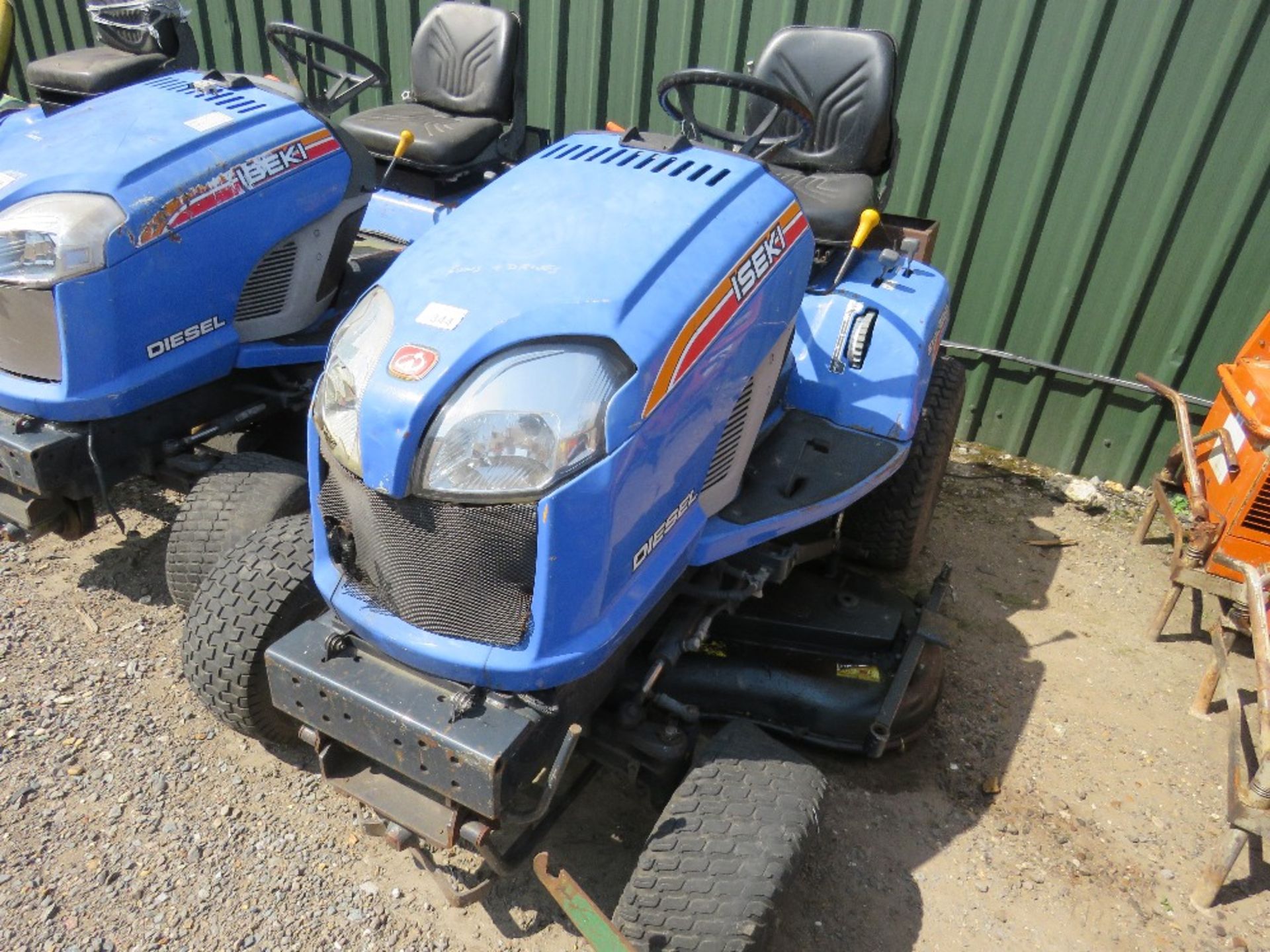 ISEKI DIESEL SXG PROFESSIONAL RIDE ON MOWER. BRIEFLY TESTED AND WAS SEEN TO RUN AND DRIVE BUT DECK N - Image 2 of 10