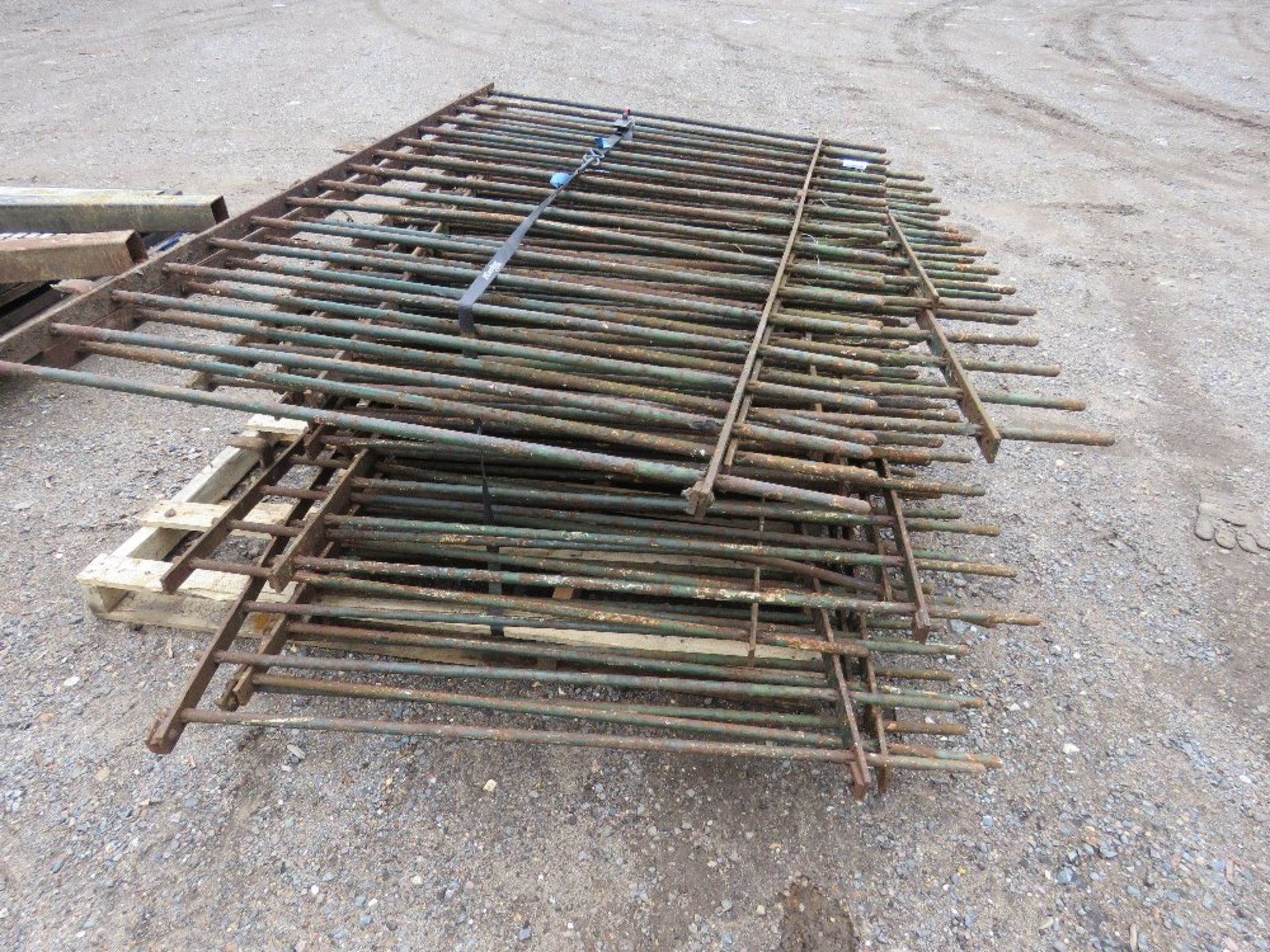 LARGE STACK OF OLD IRON RAILINGS, 1.3M HEIGHT APPROX. NO VAT ON HAMMER PRICE. - Image 3 of 4