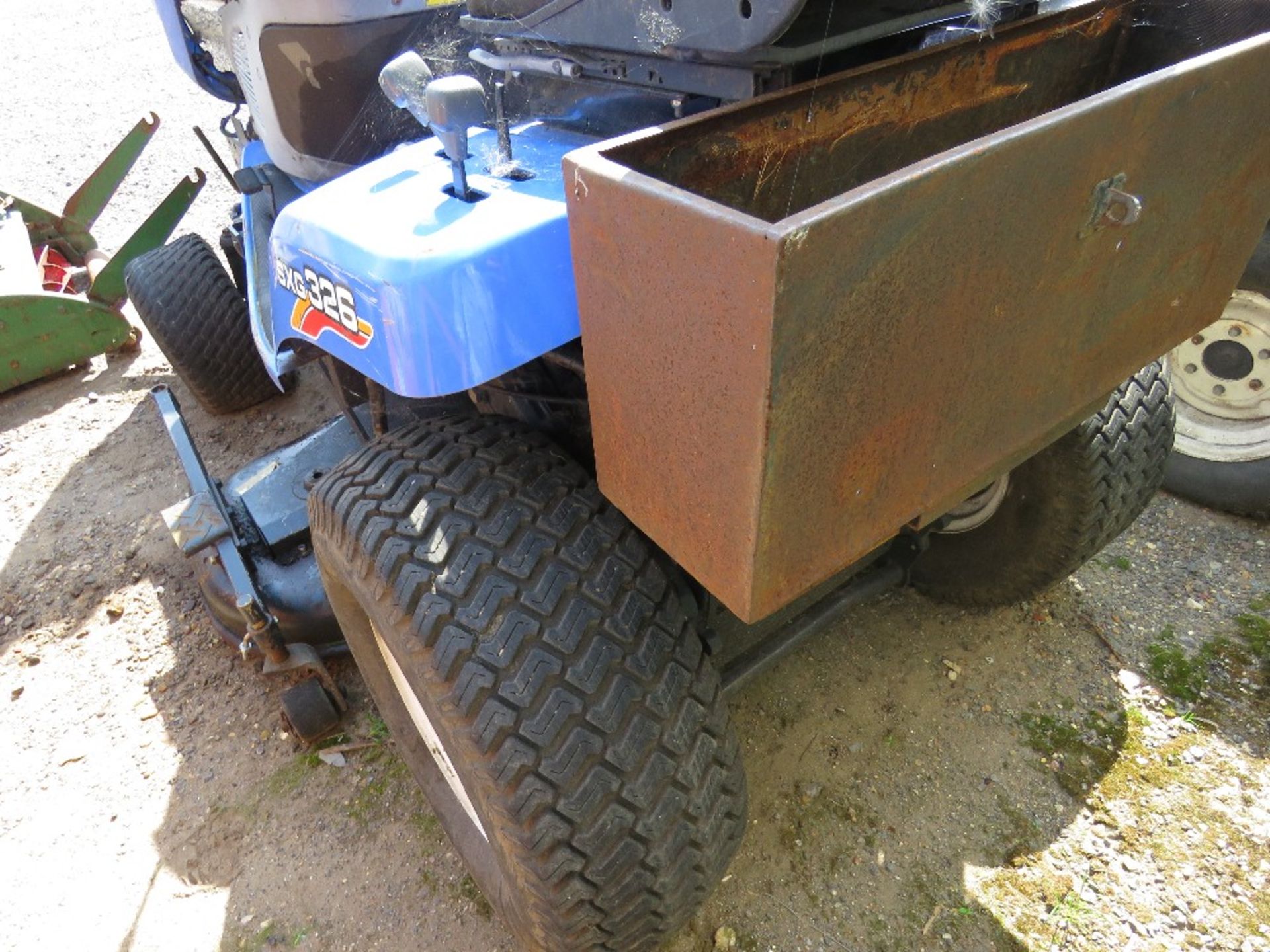 ISEKI DIESEL SXG PROFESSIONAL RIDE ON MOWER. BRIEFLY TESTED AND WAS SEEN TO RUN AND DRIVE BUT DECK N - Image 6 of 10