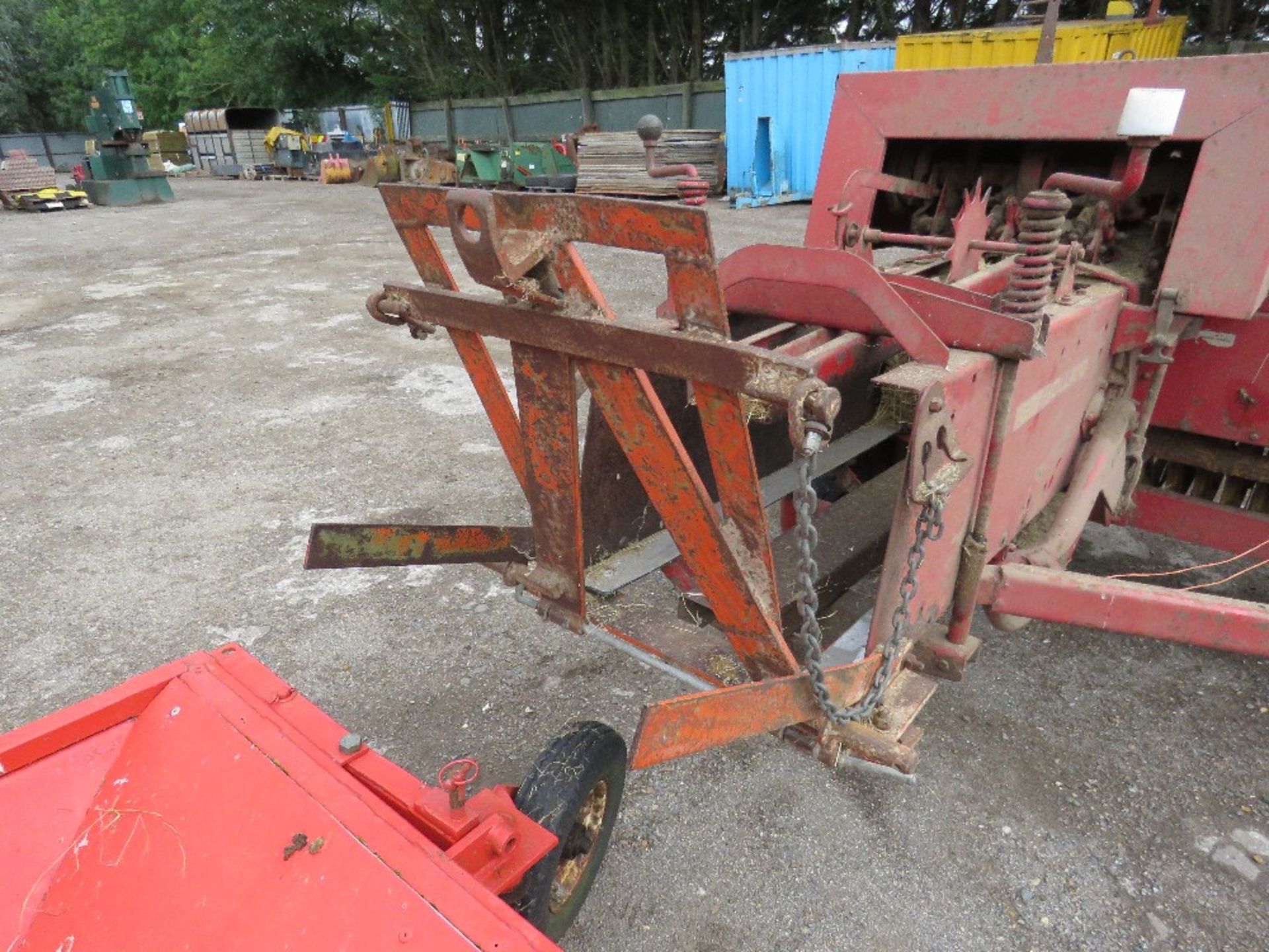 NEW HOLLAND HAYLINER 274 CONVENTIONAL BALER PLUS A TOWED FLAT 8 BALE ACCUMULATOR - Image 7 of 12