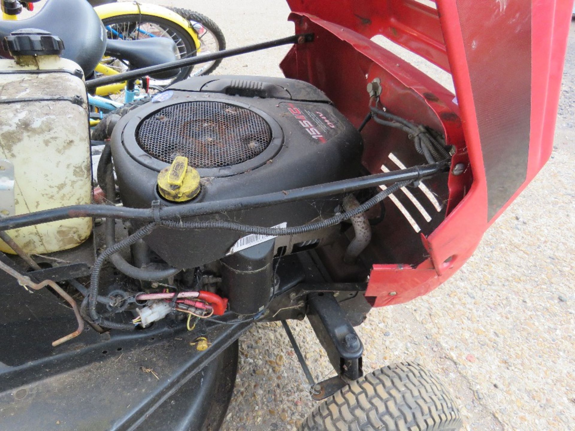 MTD PETROL ENGINED RIDE ON MOWER. NO VAT ON HAMMER PRICE. - Image 3 of 4