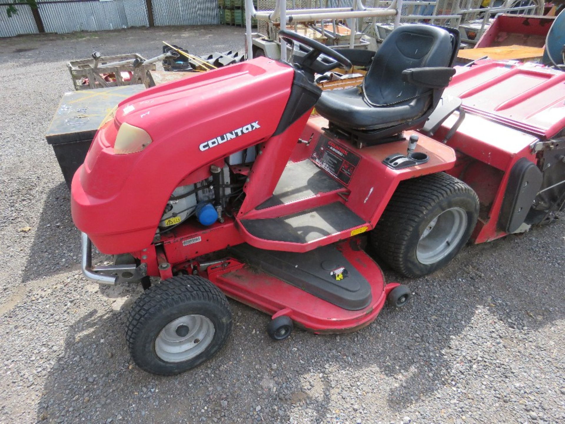COUNTAX A2050 RIDE ON MOWER WITH COLLECTOR. WHEN TESTED WAS SEEN TO RUN, DRIVE AND MOWERS TURNED. CO