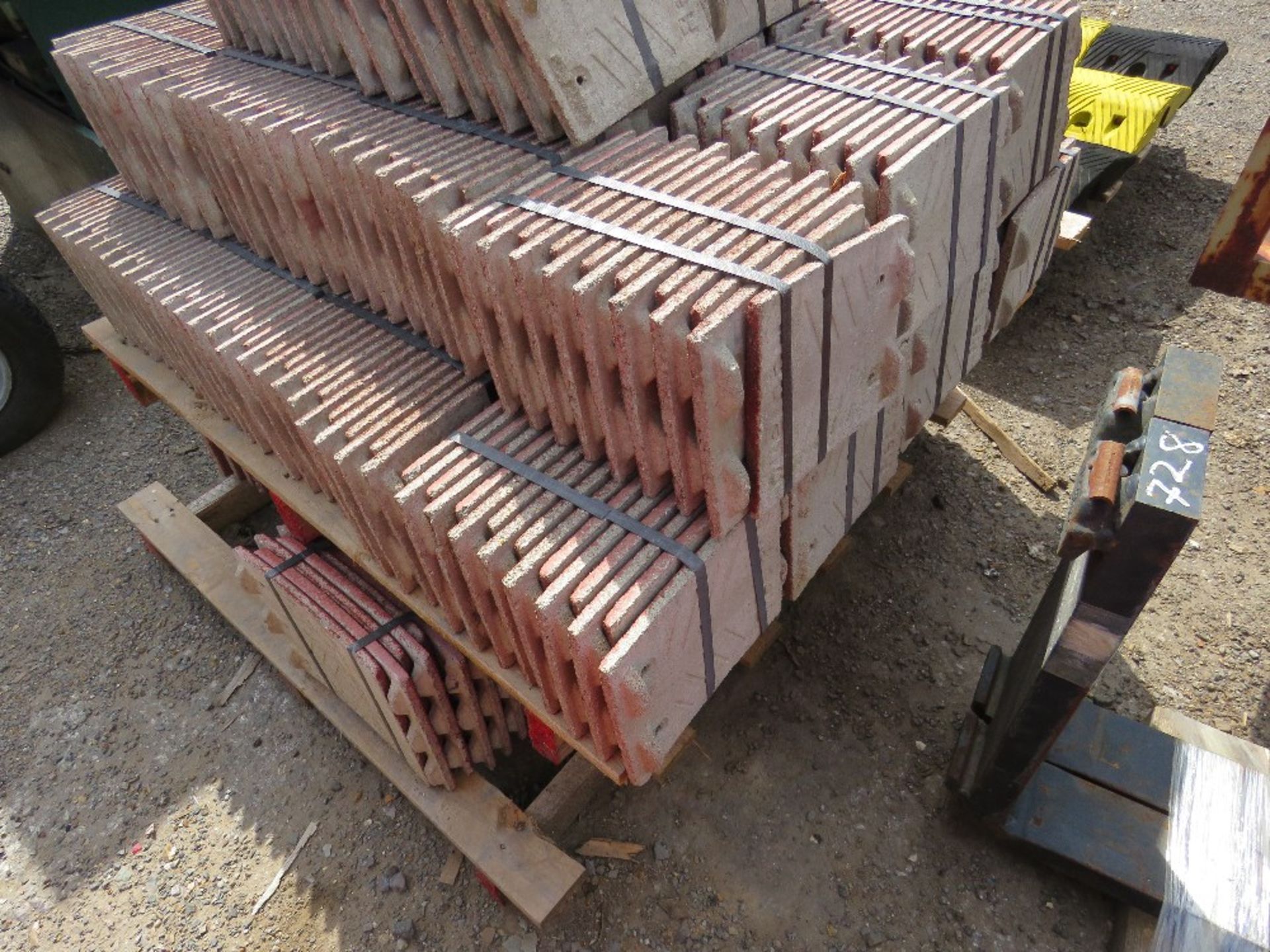 LARGE QUANTITY OF REDLAND CONCRETE ROOF TILES. - Image 3 of 3