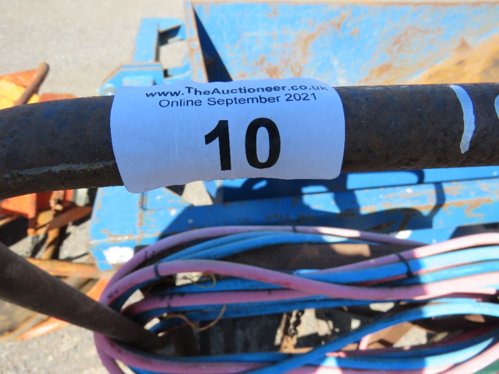 GAS CUTTING EQUIPMENT PLUS A BOTTLE BARROW. - Image 4 of 4