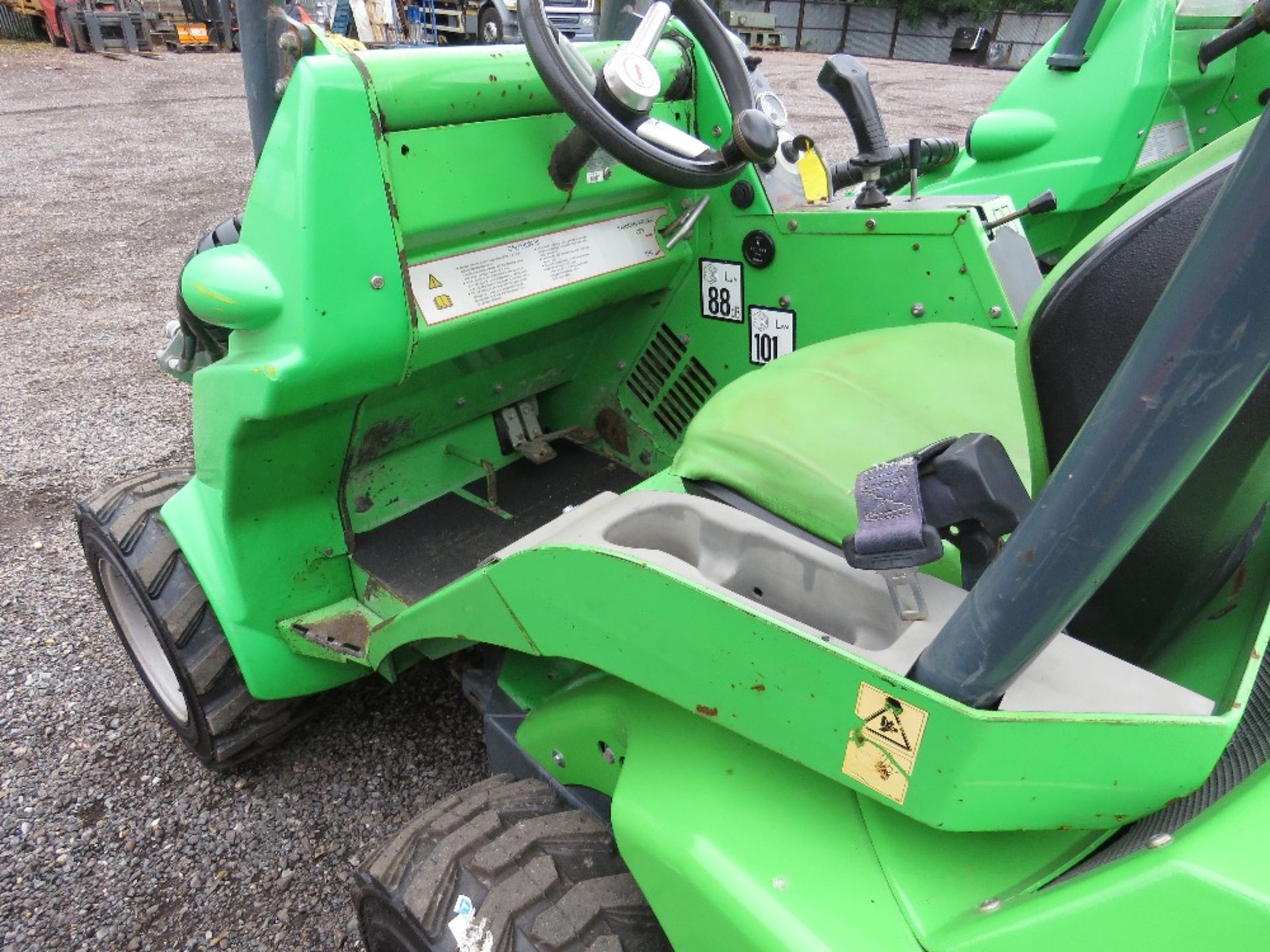 AVANT 420 COMPACT SIZED PIVOT STEER TELESCOPIC LOADER, YEAR 2011. 1718 REC HOURS. SN:61532112. WHEN - Image 4 of 7