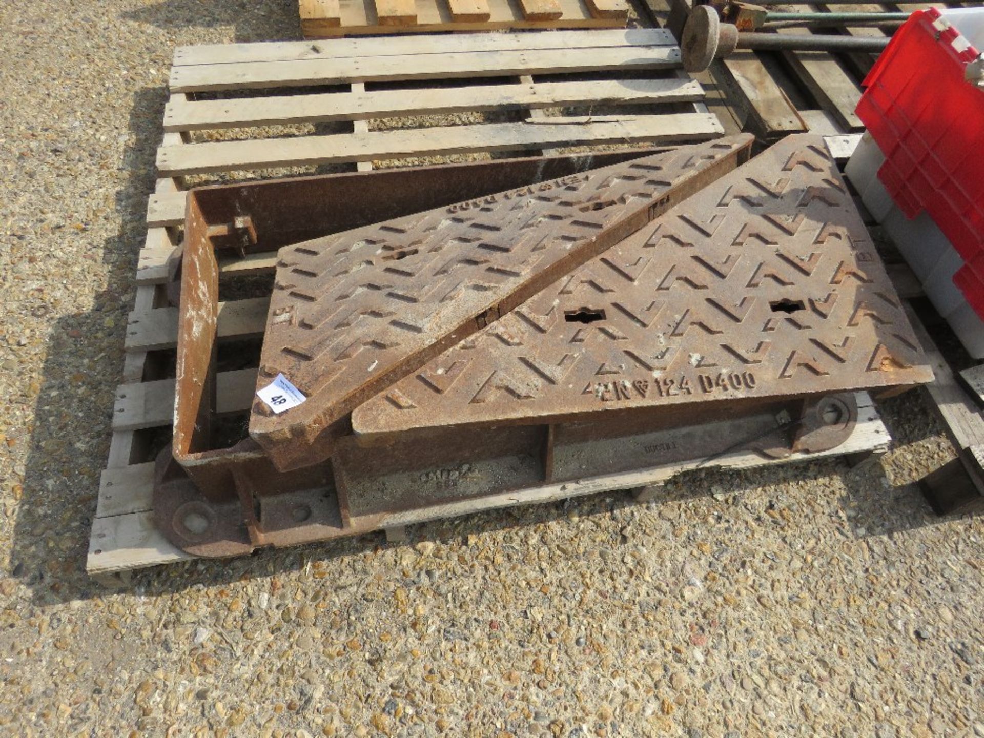 HEAVY DUTY CAST IRON MANHOLE WITH SURROUND, 18" X 36" OPENING APPROX. - Image 2 of 3