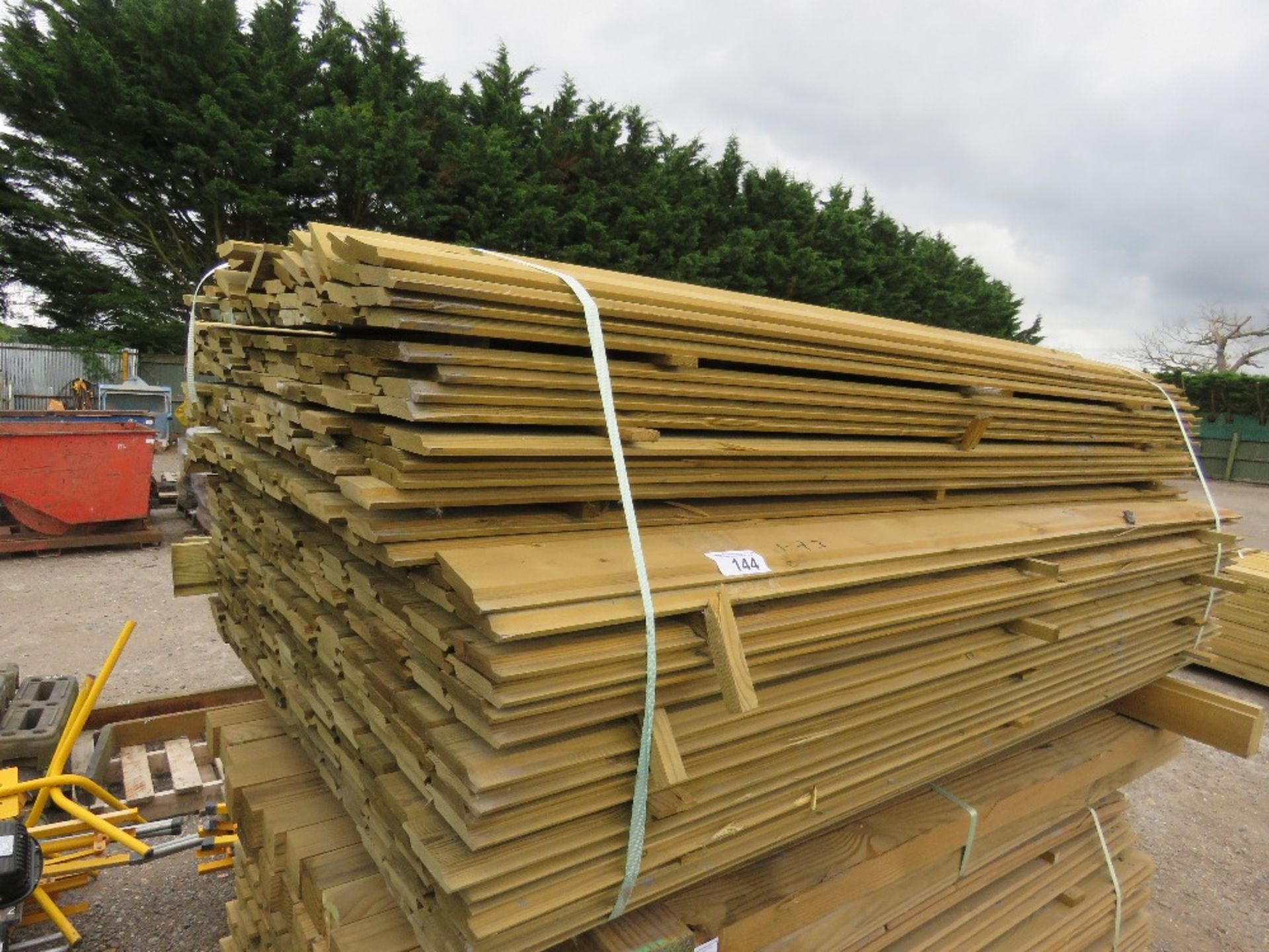 LARGE PACK OF PRESSURE TREATED SHIPLAP FENCING TIMBER. 1.73M LENGTH X 9.5CM WIDTH APPROX.