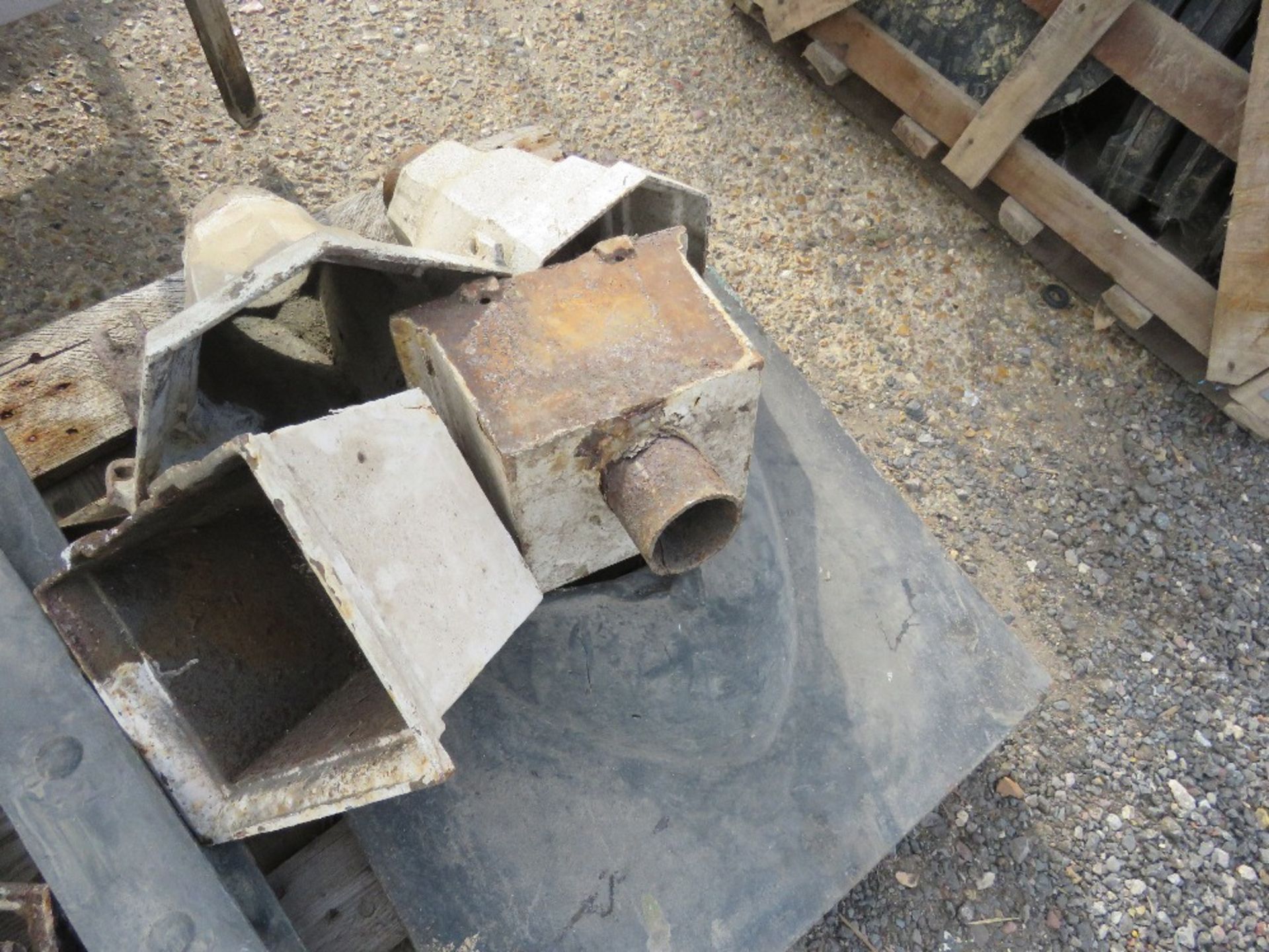 PALLET CONTAINING RAIN WATER HOPPERS, CAST BRACKETS AND SUNDRY ITEMS. - Image 3 of 4