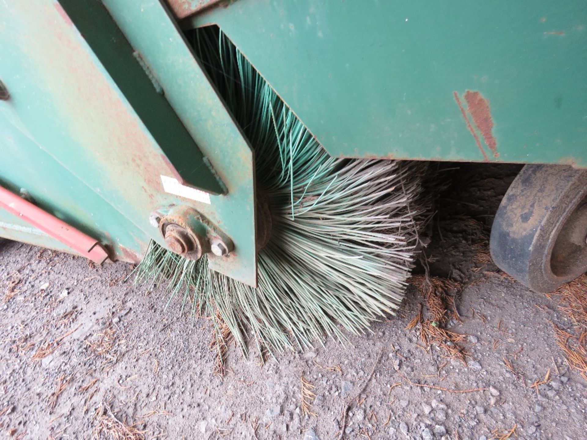 SUTON / GURNEY REEVE 2.2M WIDE HYDRAULIC POWERED YARD BRUSH WITH COLLECTOR AND GUTTER BRUSH. YEAR 20 - Image 5 of 5