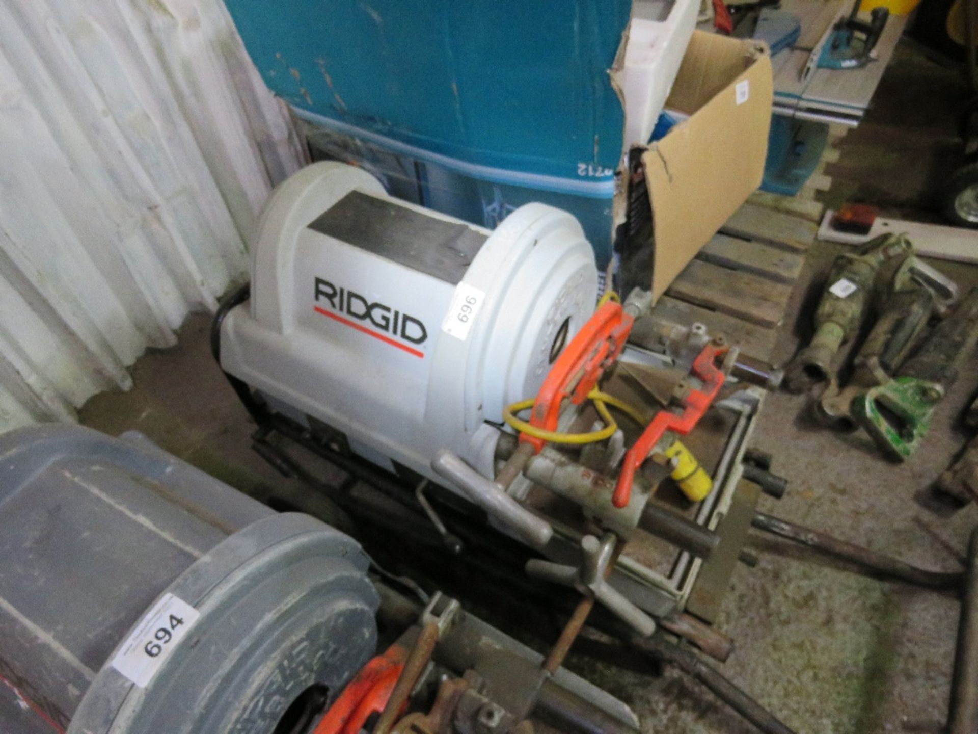 RIDGID 1822 ELECTRIC PIPE THREADER, ON STAND. WHEN TESTED WAS SEEN TO RUN AND TURN. NO VAT ON HAMME