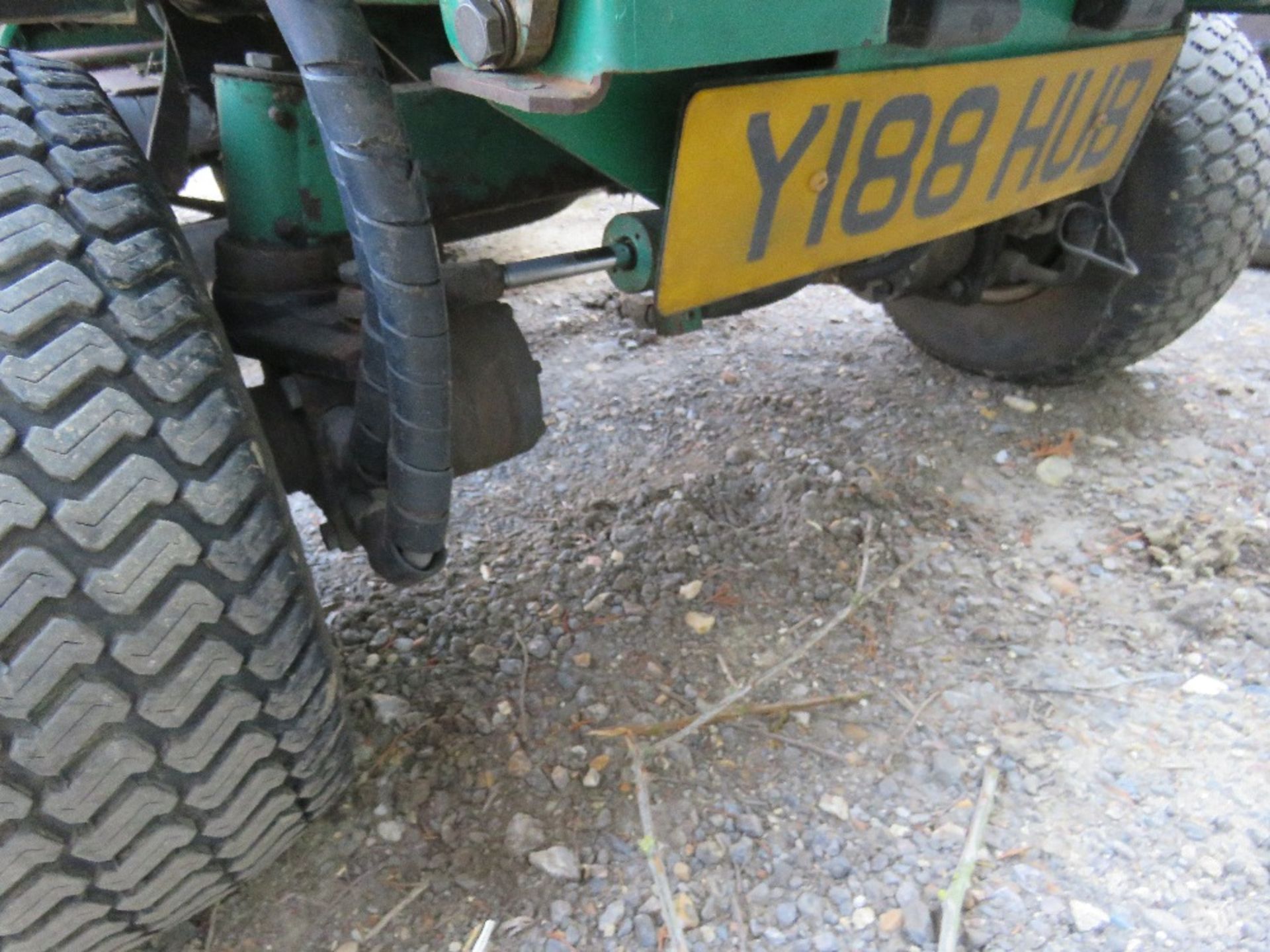 RANSOMES 2350 PLUS PARKWAY 4WD PROFESSIONAL RIDE ON TRIPLE CYLINDER MOWER. REG:Y188 HUB (LOG BOOK TO - Image 6 of 10