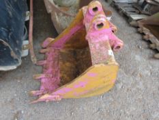 2FT WIDE EXCAVATOR BUCKET ON 40MM PINS, PINK.