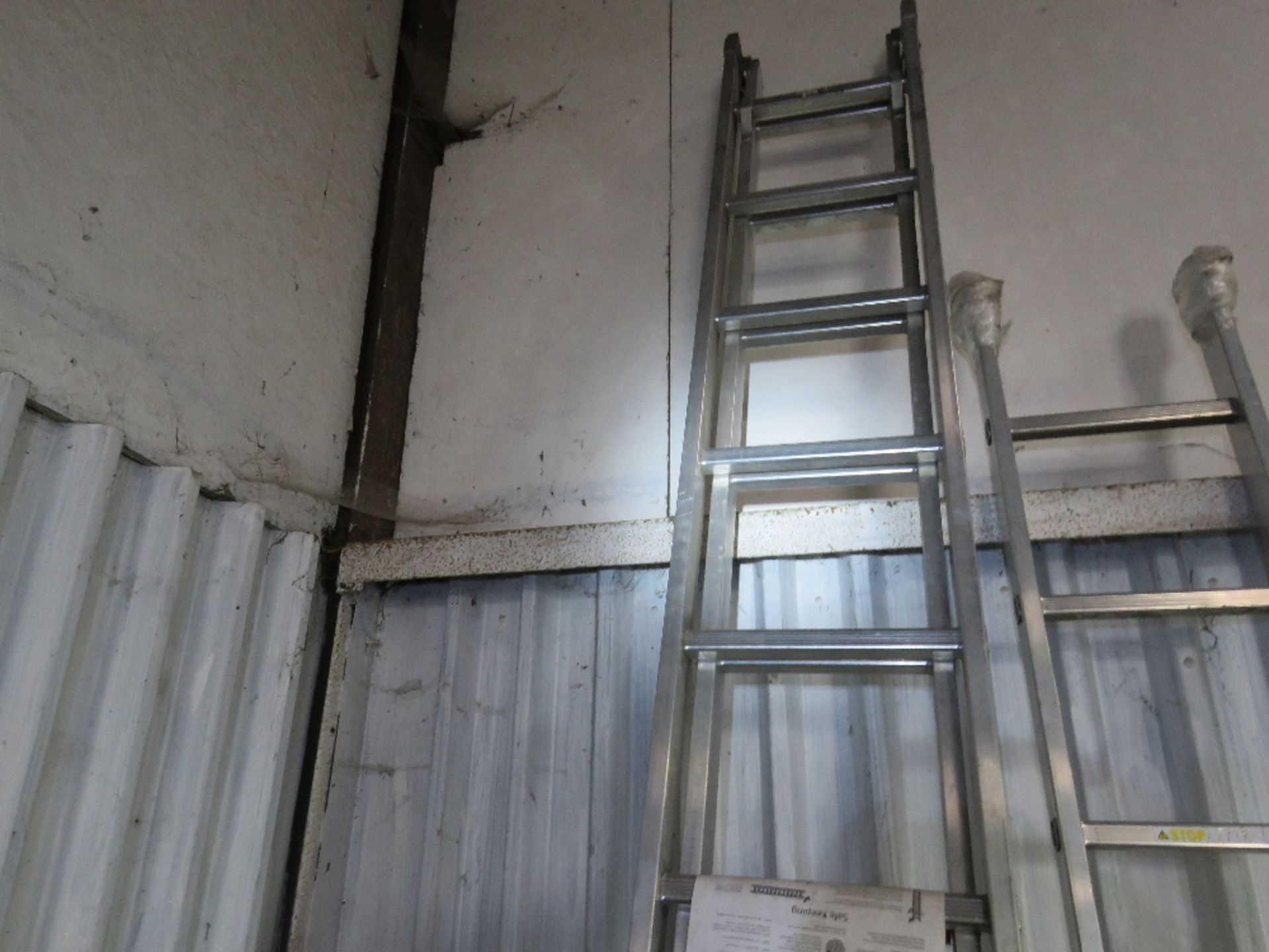 YOUNGMAN 2 STAGE LADDER, 3.7-5.98M RATED. - Image 3 of 3