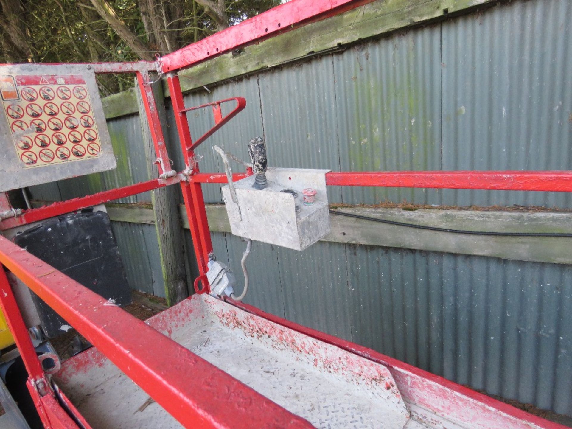 SKYJACK 3219 SCISSOR LIFT ACCESS PLATFORM, YEAR 2010. SN:22020000. UNTESTED, BATTERY FLAT WHEN DELIV - Image 2 of 6