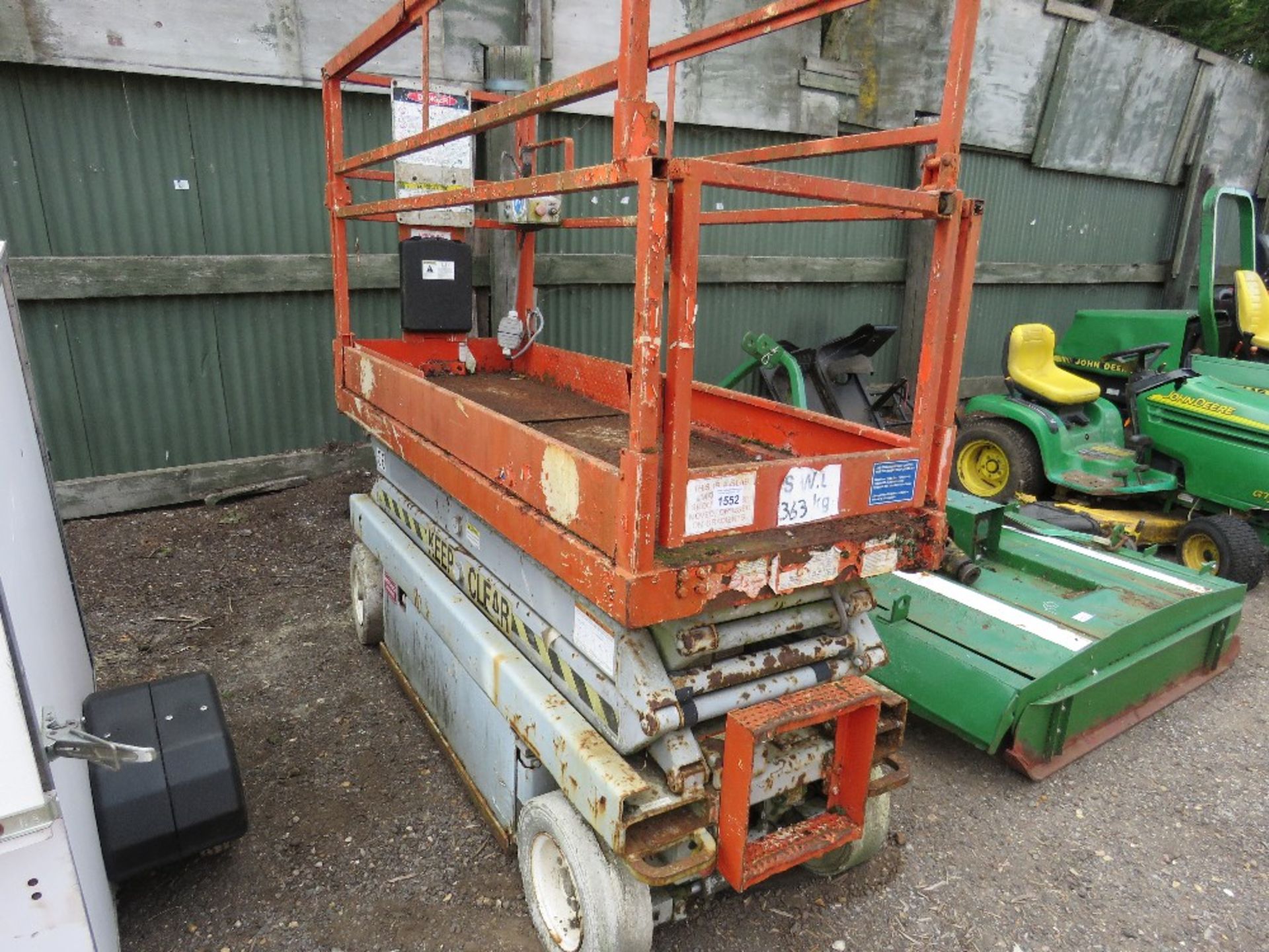 SKYJACK 3220 SCISSOR LIFT ACCESS PLATFORM, YEAR 1998. BATTERY LOW WHEN DELIVERED SO UNTESTED.