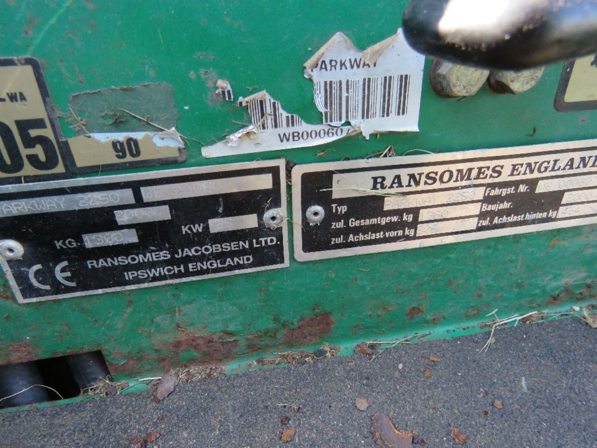 RANSOMES 2350 PLUS PARKWAY 4WD PROFESSIONAL RIDE ON TRIPLE CYLINDER MOWER. REG:Y188 HUB (LOG BOOK TO - Image 3 of 10