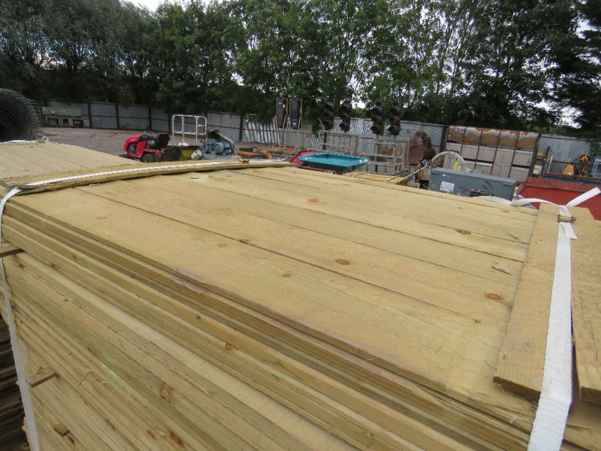 LARGE PACK OF PRESSURE TREATED FEATHER EDGE FENCING TIMBER. 1.05 LENGTH X 10CM WIDTH APPROX. - Image 3 of 4