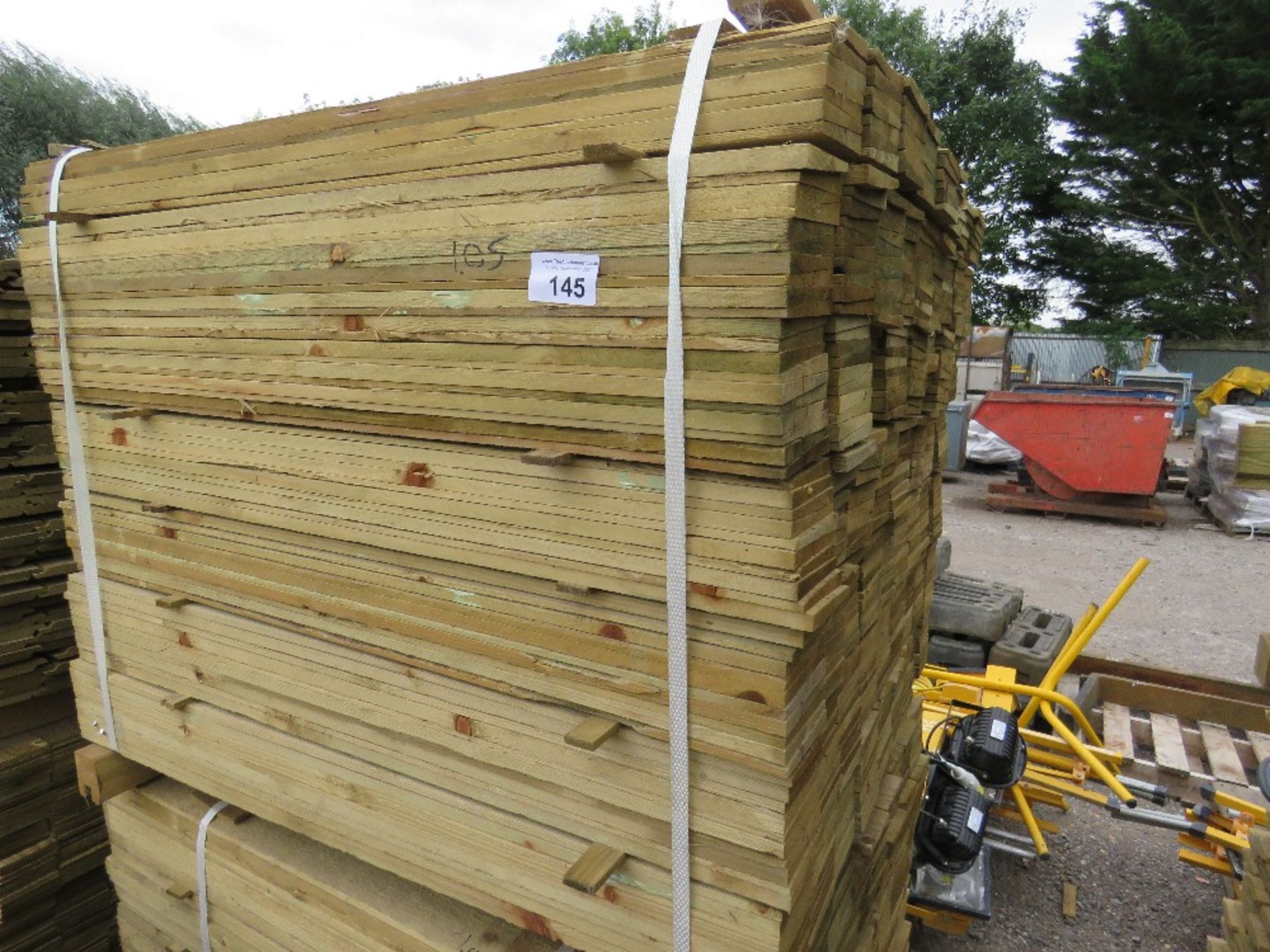 LARGE PACK OF PRESSURE TREATED FEATHER EDGE FENCING TIMBER. 1.05 LENGTH X 10CM WIDTH APPROX.