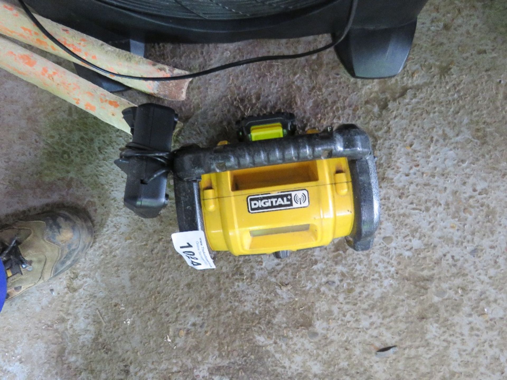 DEWALT DIGITAL BATTERY RADIO. NO VAT ON HAMMER PRICE. - Image 2 of 2