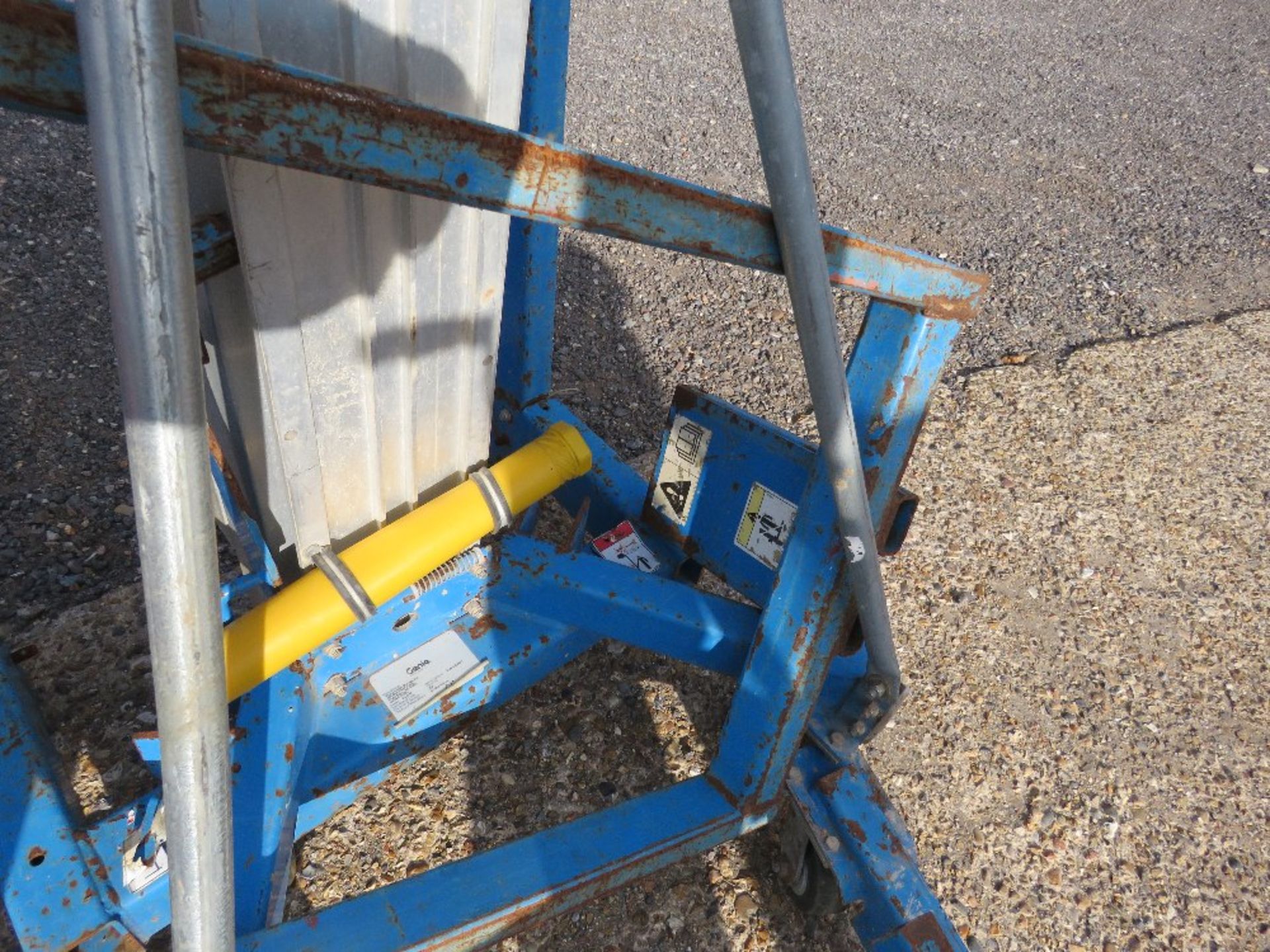 GENIE SLA10 MATERIAL HOIST UNIT WITH FORKS. YEAR 2015 BUILD. DIRECT FROM LOCAL COMPANY AS PART OF TH - Image 2 of 4