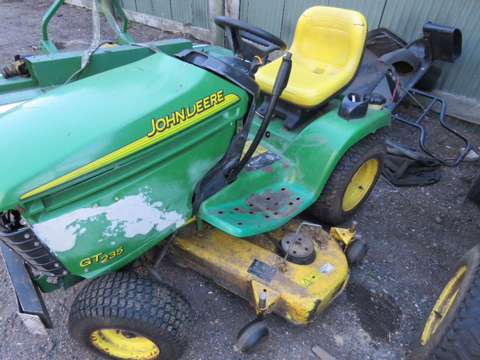 JOHN DEERE GT235 PETROL RIDE ON MOWER WITH REAR COLLECTOR, YEAR 2002 BUILD. - Image 3 of 7
