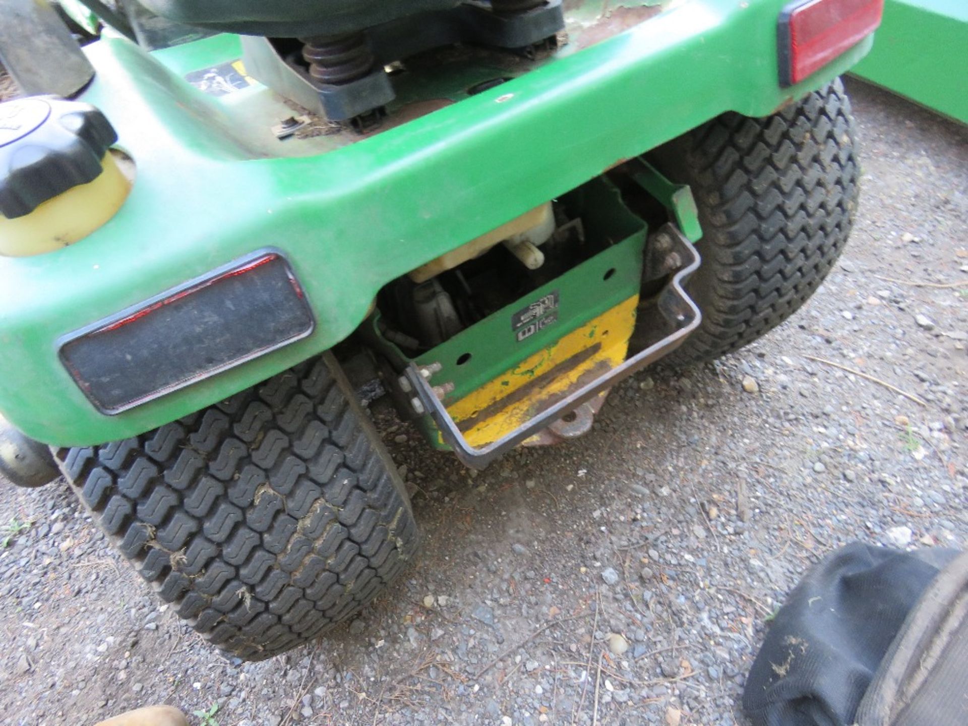 JOHN DEERE GT235 PETROL RIDE ON MOWER WITH REAR COLLECTOR, YEAR 2002 BUILD. - Image 6 of 7