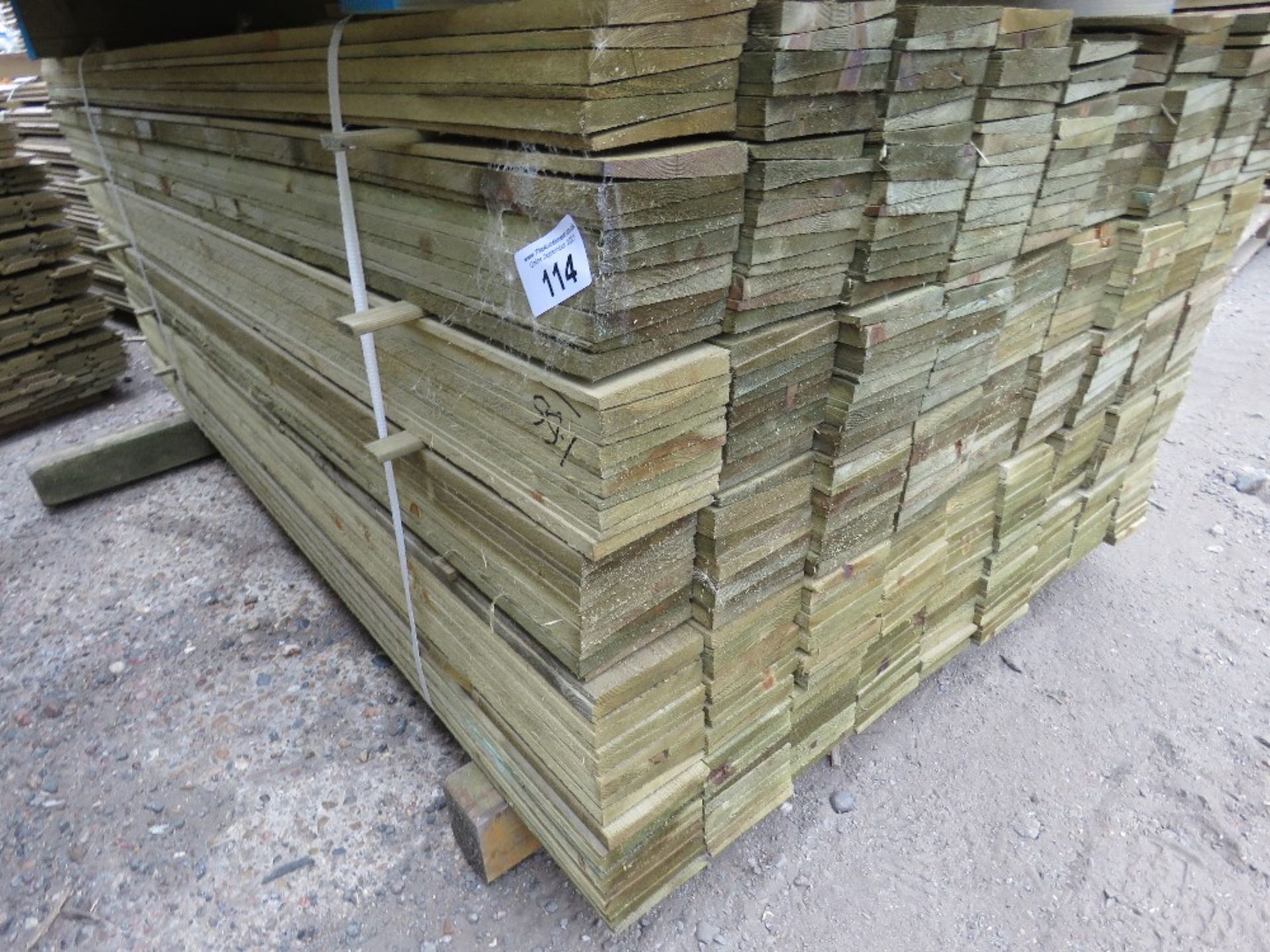 LARGE PACK OF PRESSURE TREATED FEATHER EDGE FENCING TIMBER. 1.66M LENGTH X 10CM WIDTH APPROX.